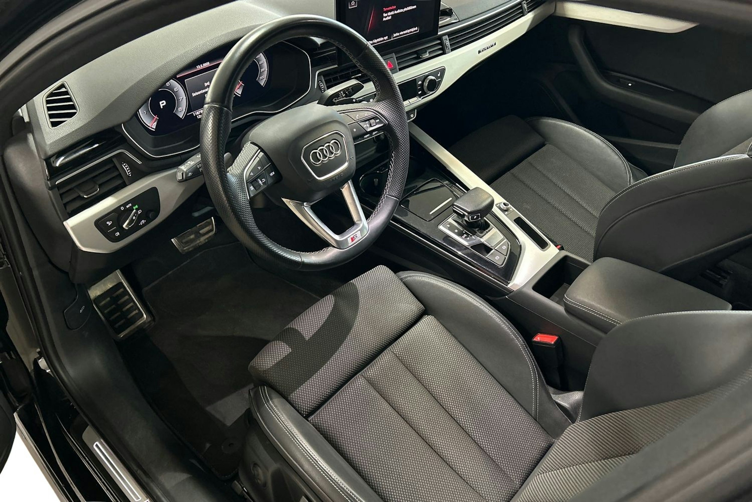 Musta Audi A4 2022 kuva 7.