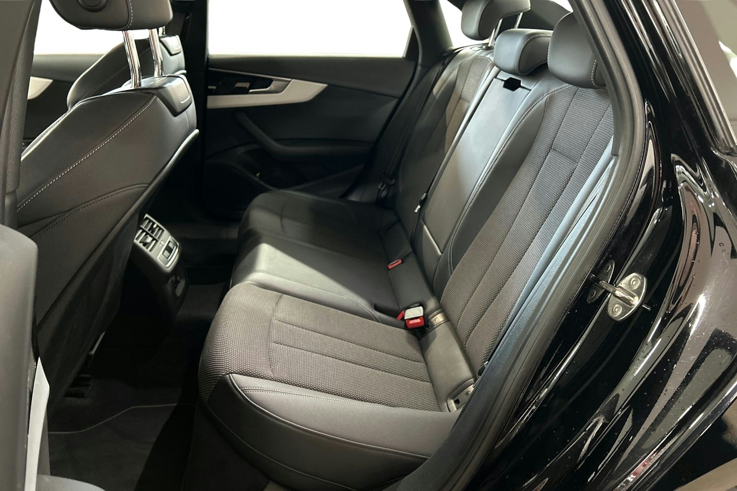 Musta Audi A4 2022 kuva 10.