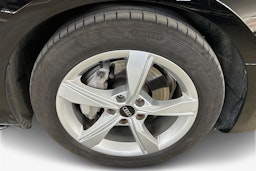 Musta Audi A4 2022 kuva 11.