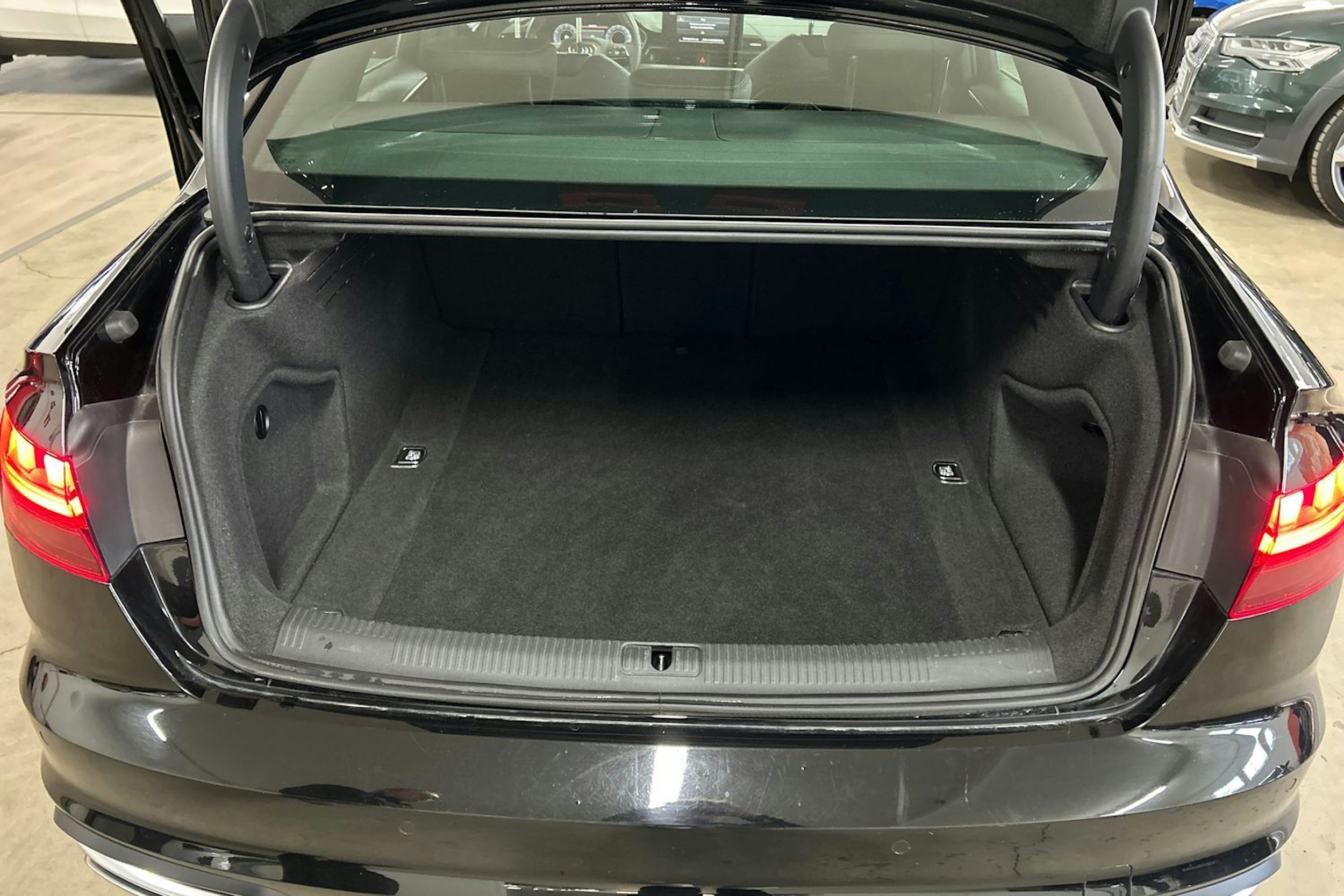 Musta Audi A4 2022 kuva 14.