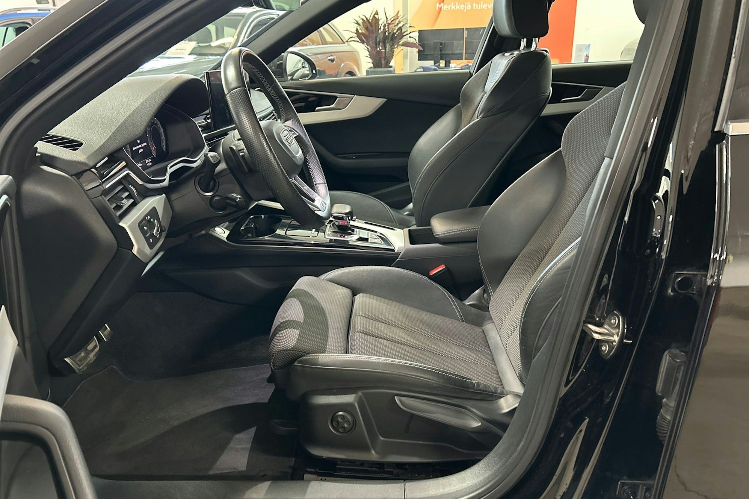 Musta Audi A4 2022 kuva 15.