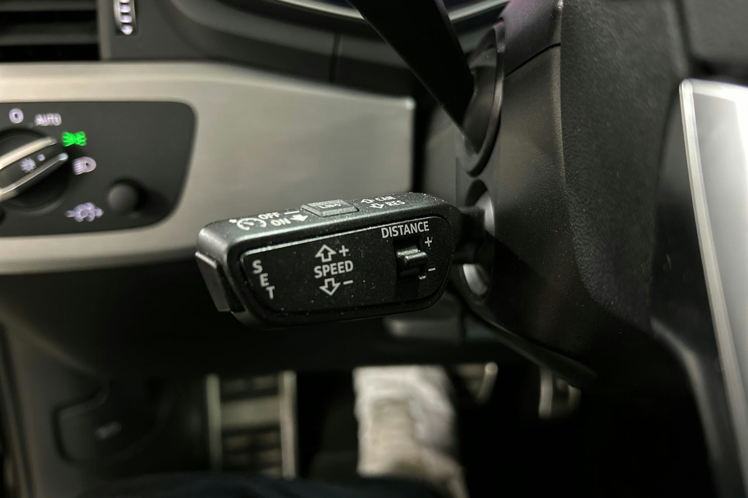 Musta Audi A4 2022 kuva 17.