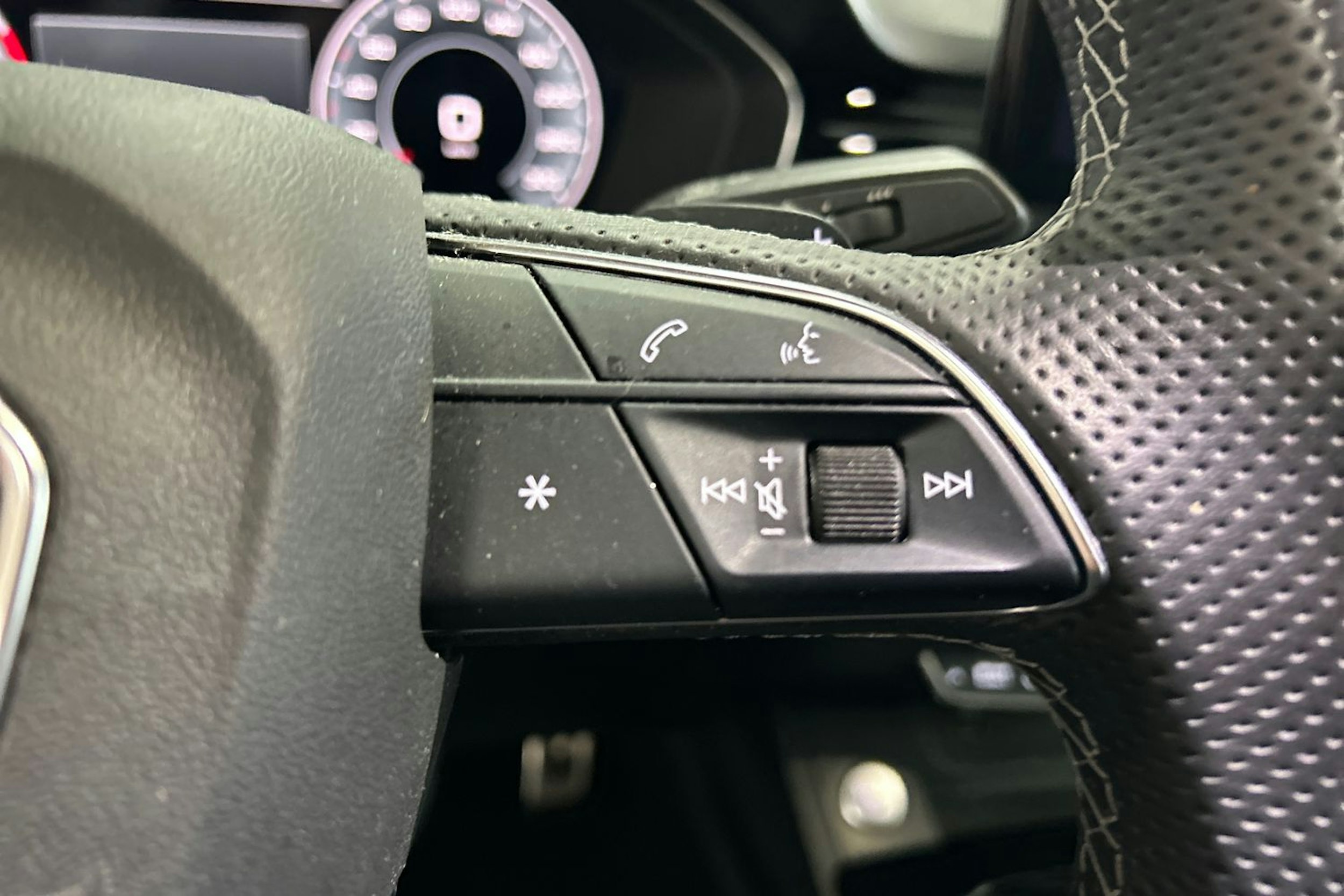 Musta Audi A4 2022 kuva 18.