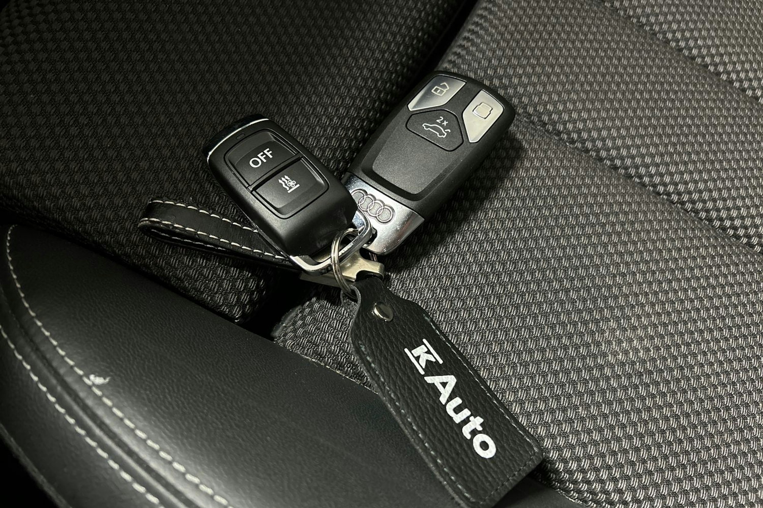 Musta Audi A4 2022 kuva 22.