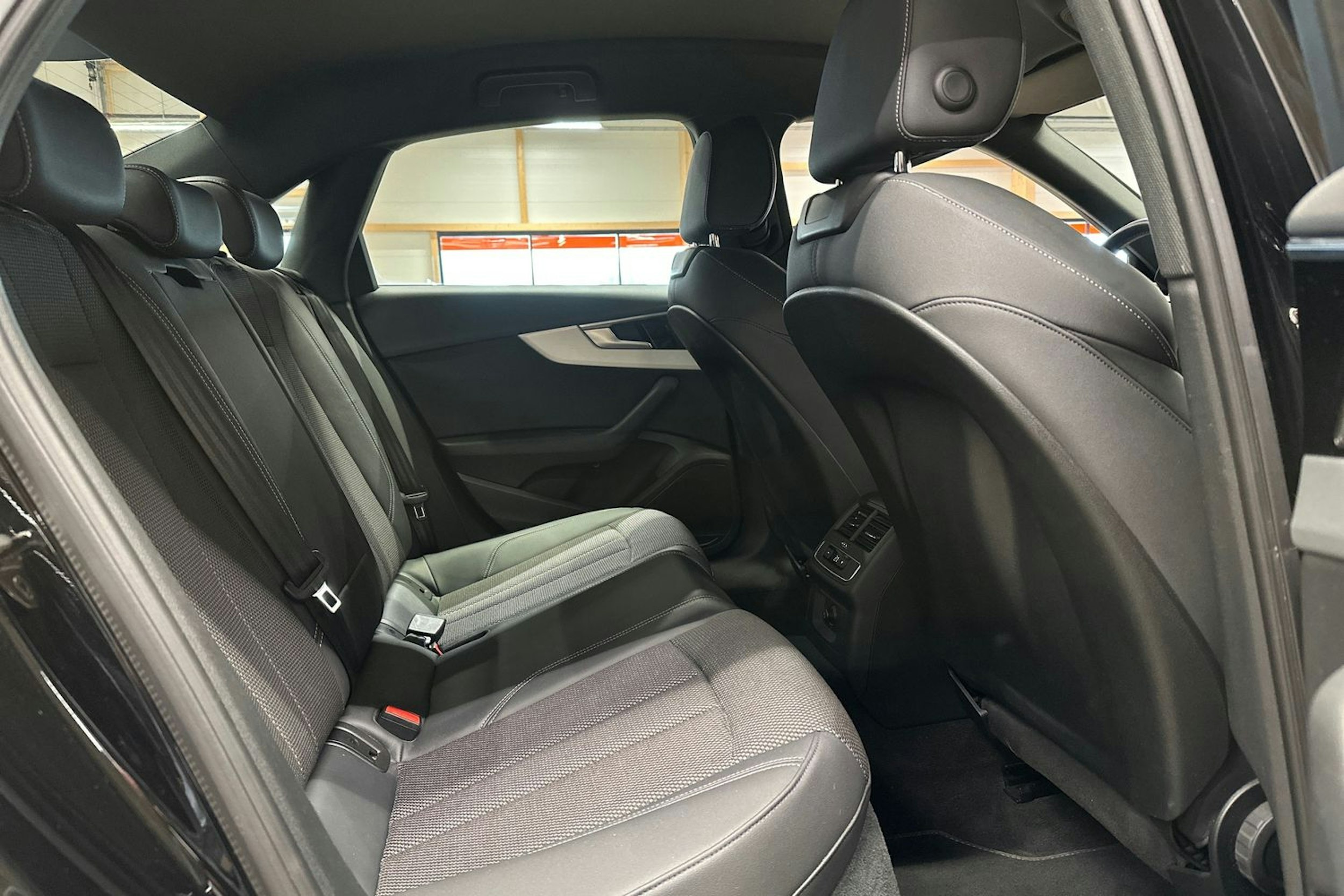 musta Audi A4 2022 kuva 14.