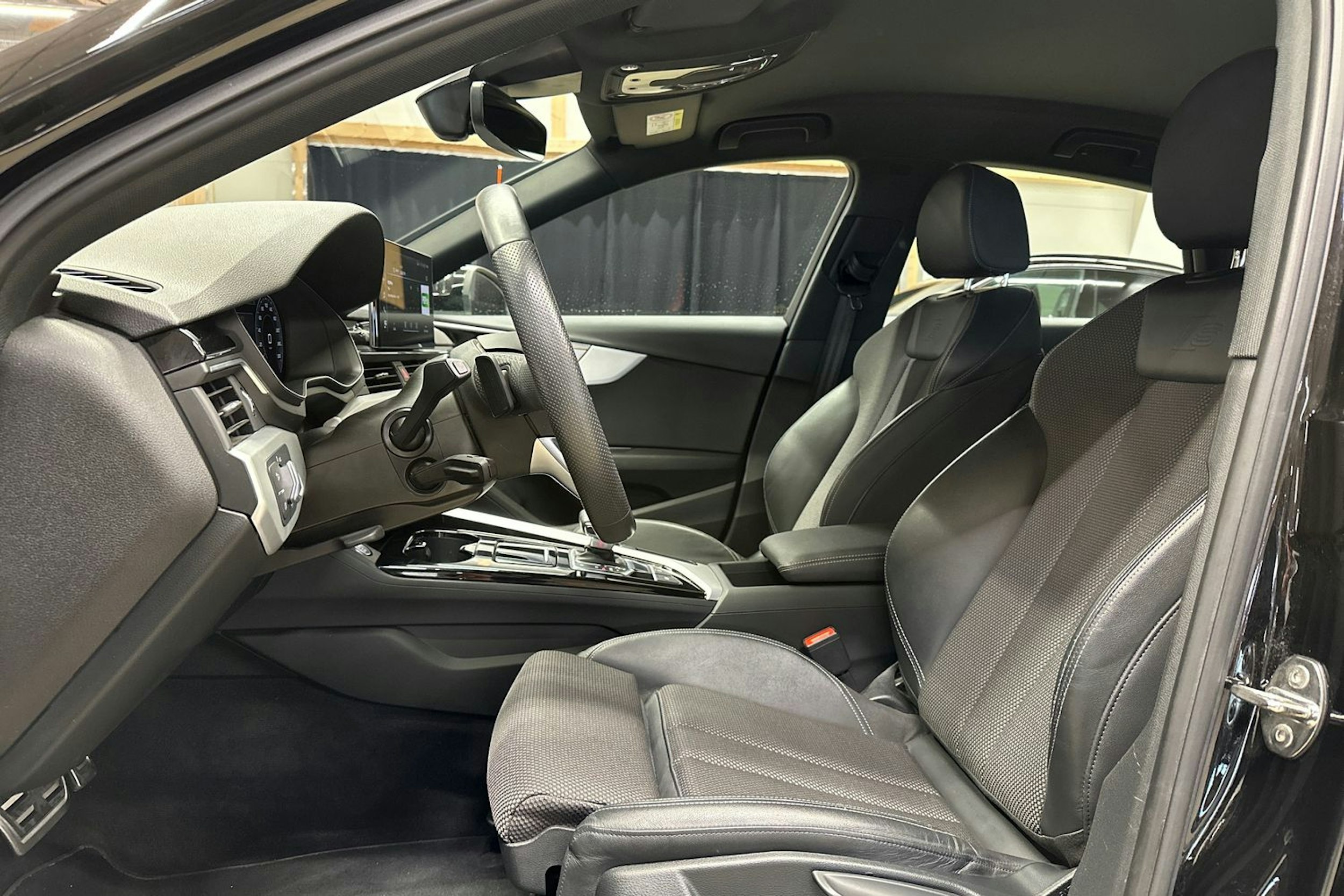 musta Audi A4 2022 kuva 15.