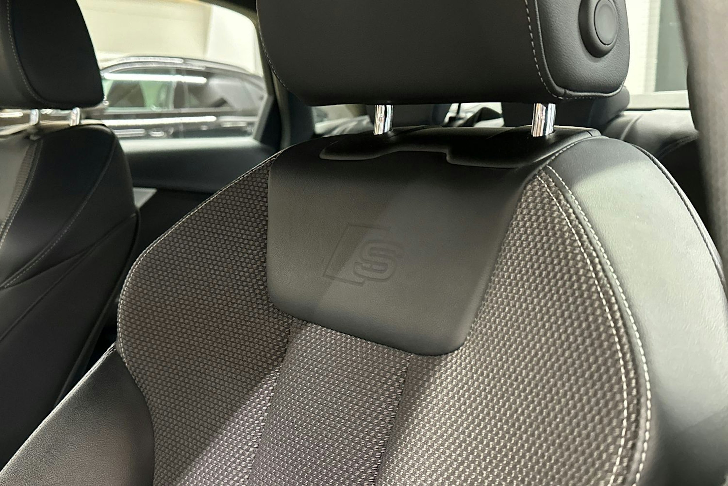 musta Audi A4 2022 kuva 16.
