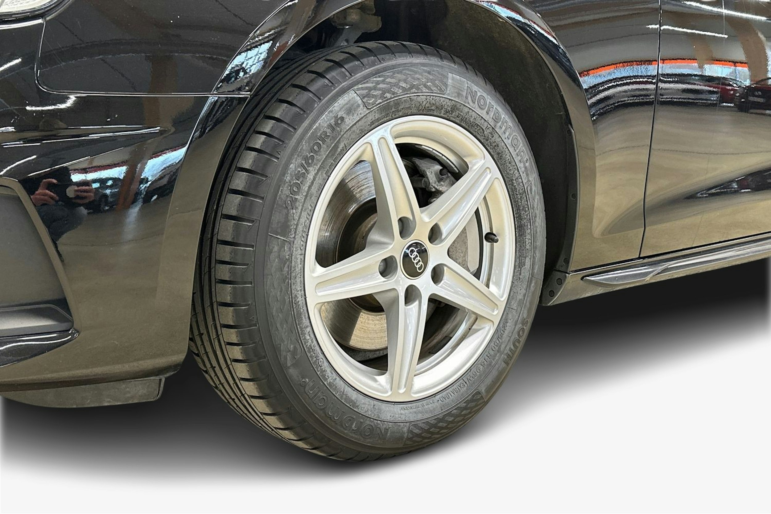 musta Audi A4 2022 kuva 17.