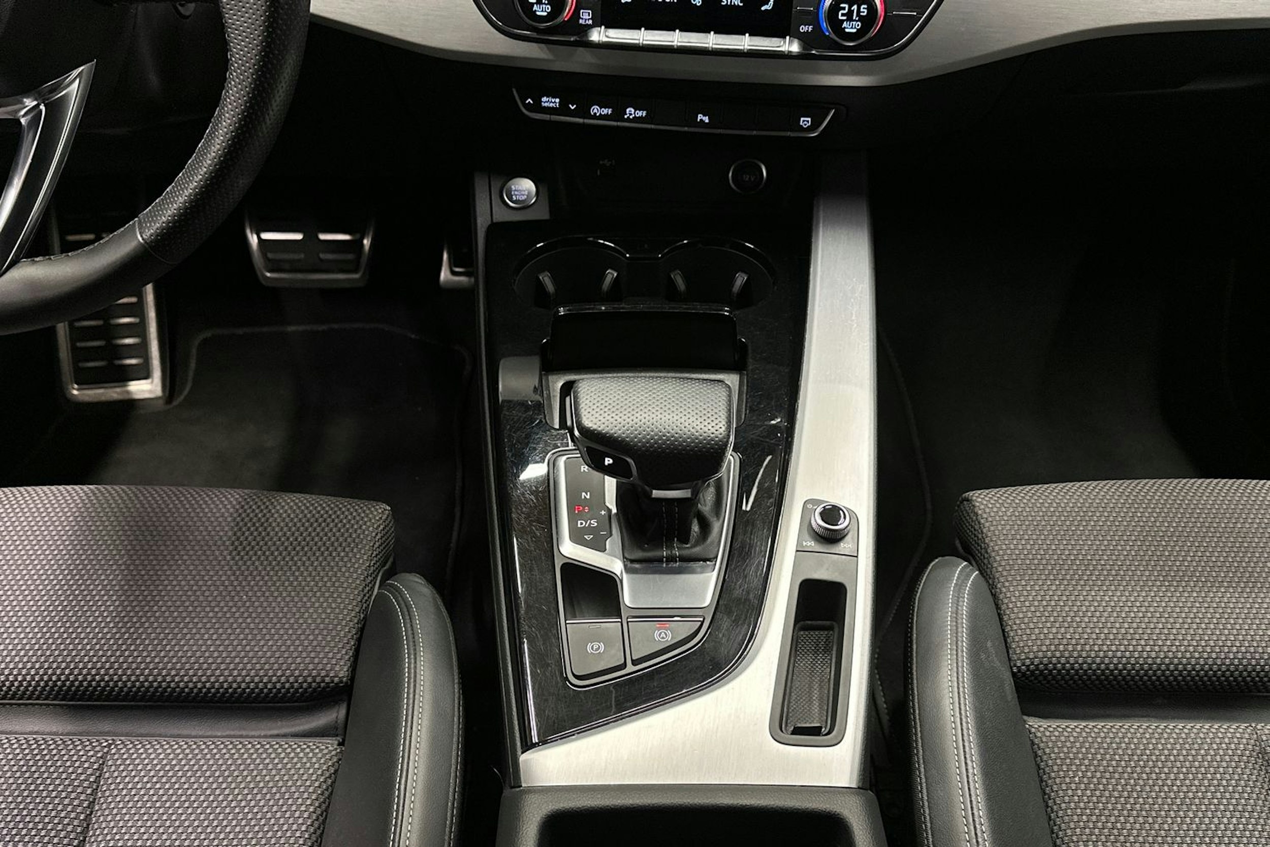 musta Audi A4 2022 kuva 24.