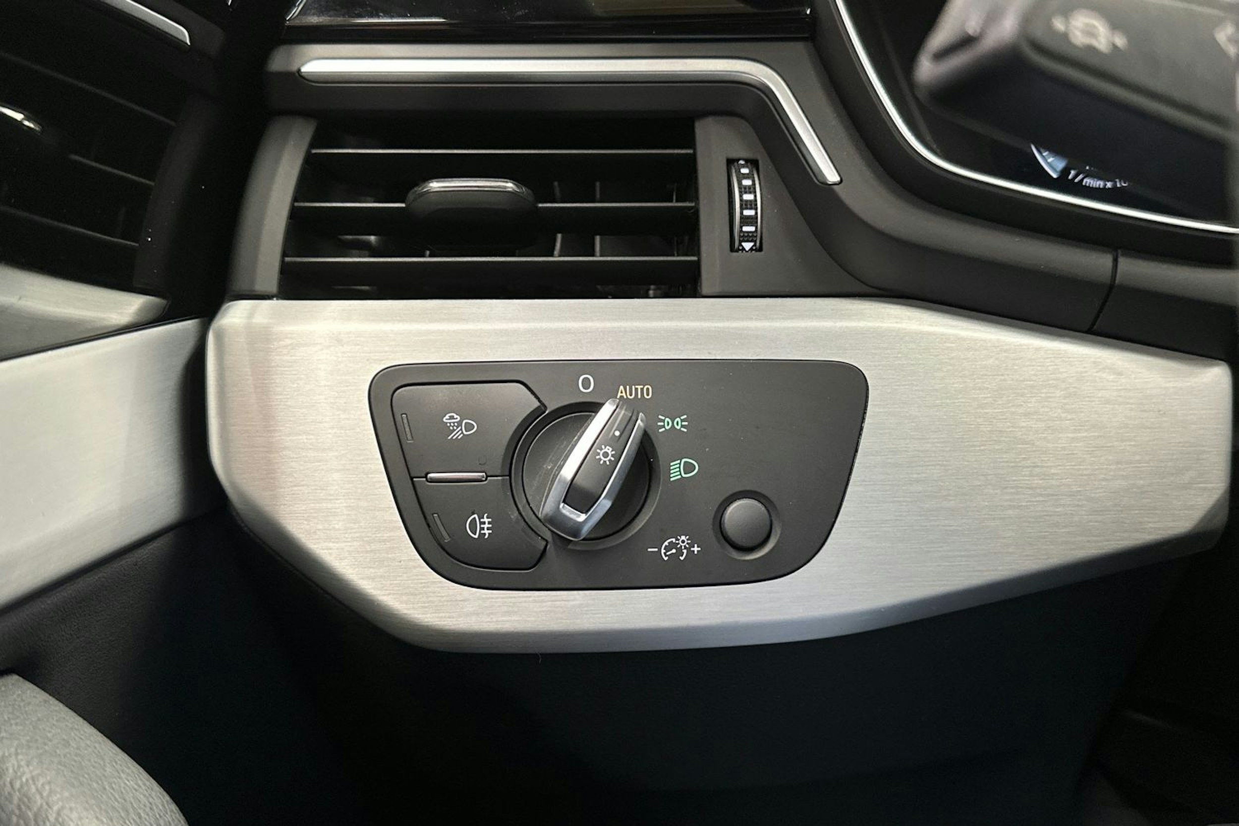 musta Audi A4 2022 kuva 31.
