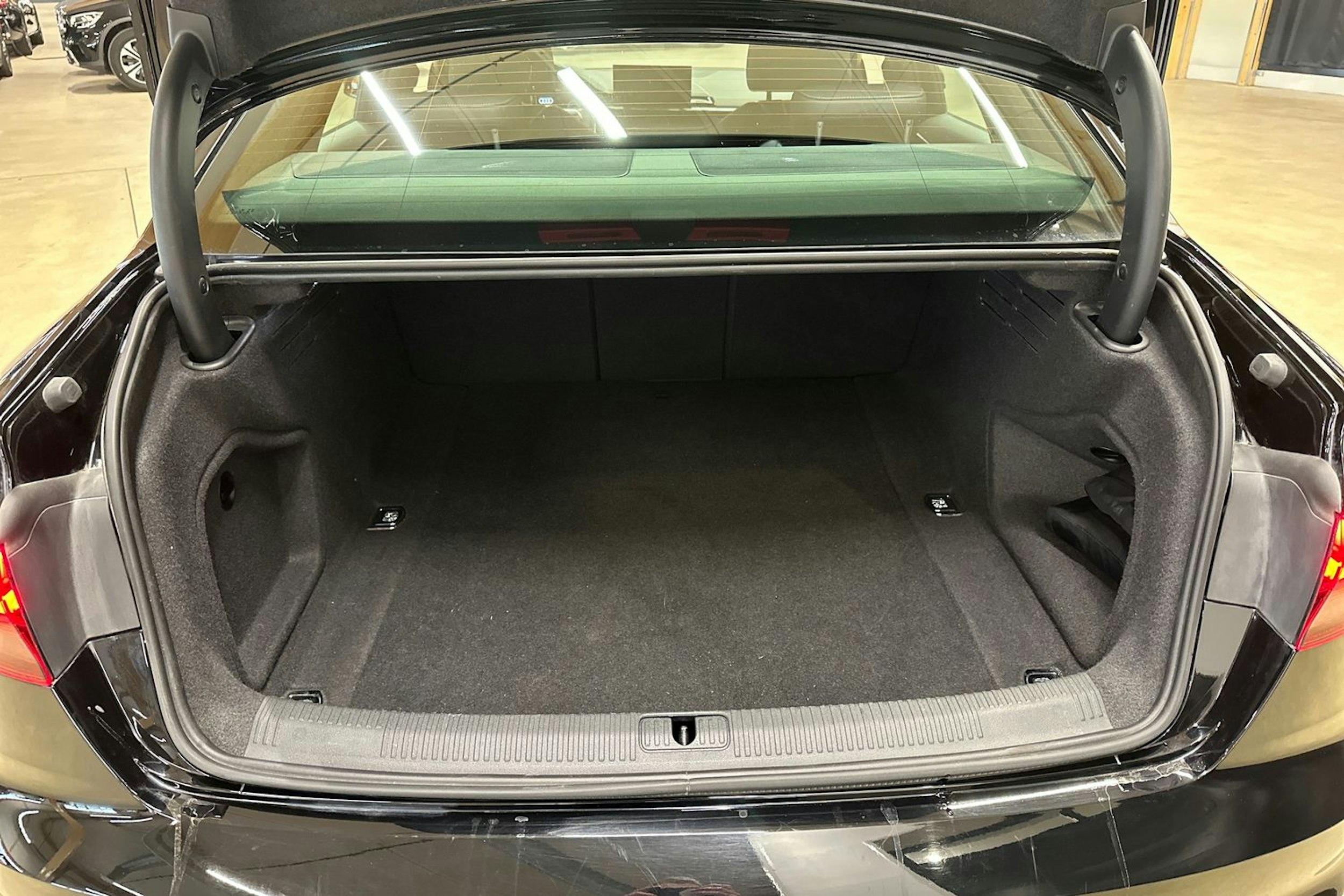 musta Audi A4 2022 kuva 33.