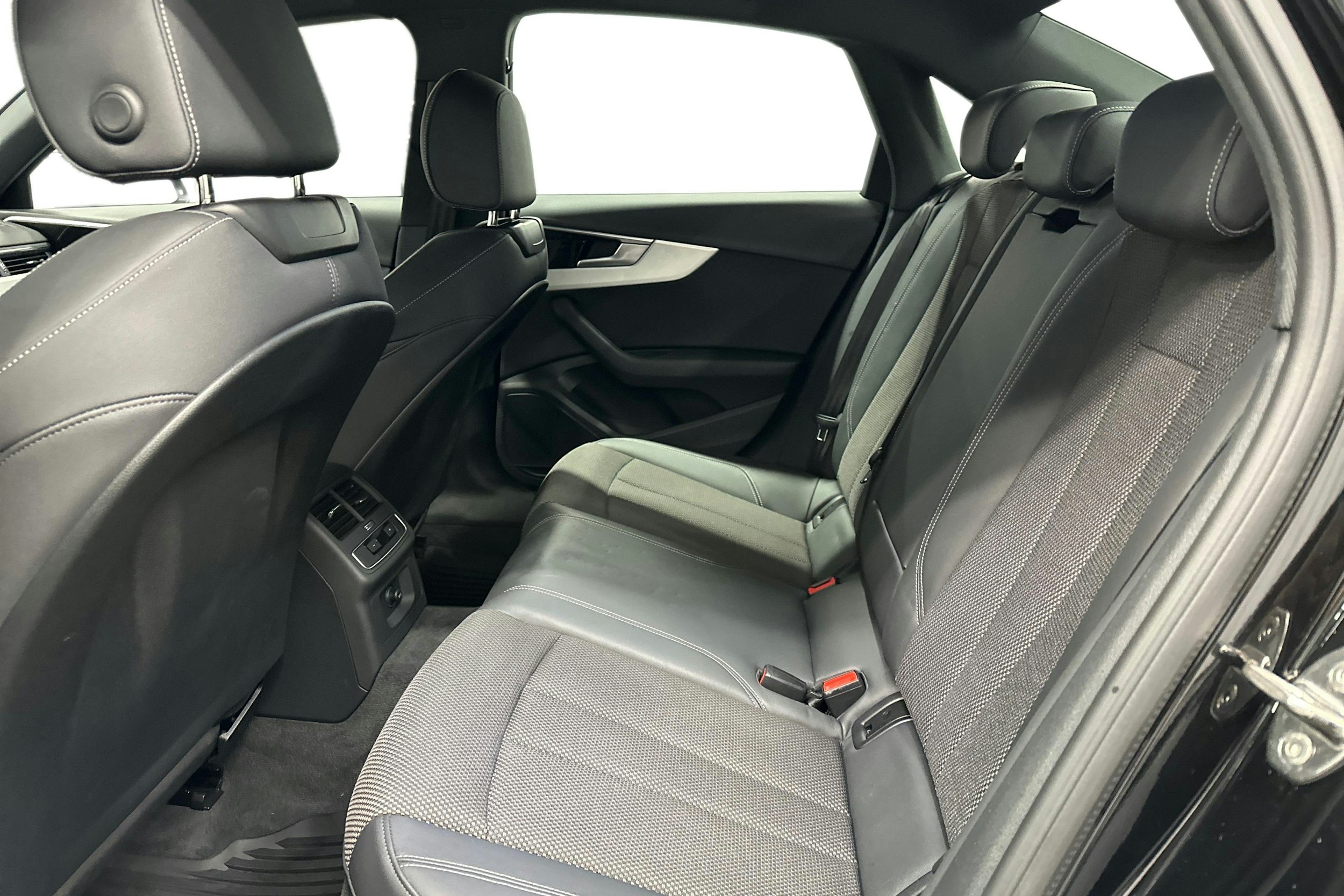 musta Audi A4 2022 kuva 10.