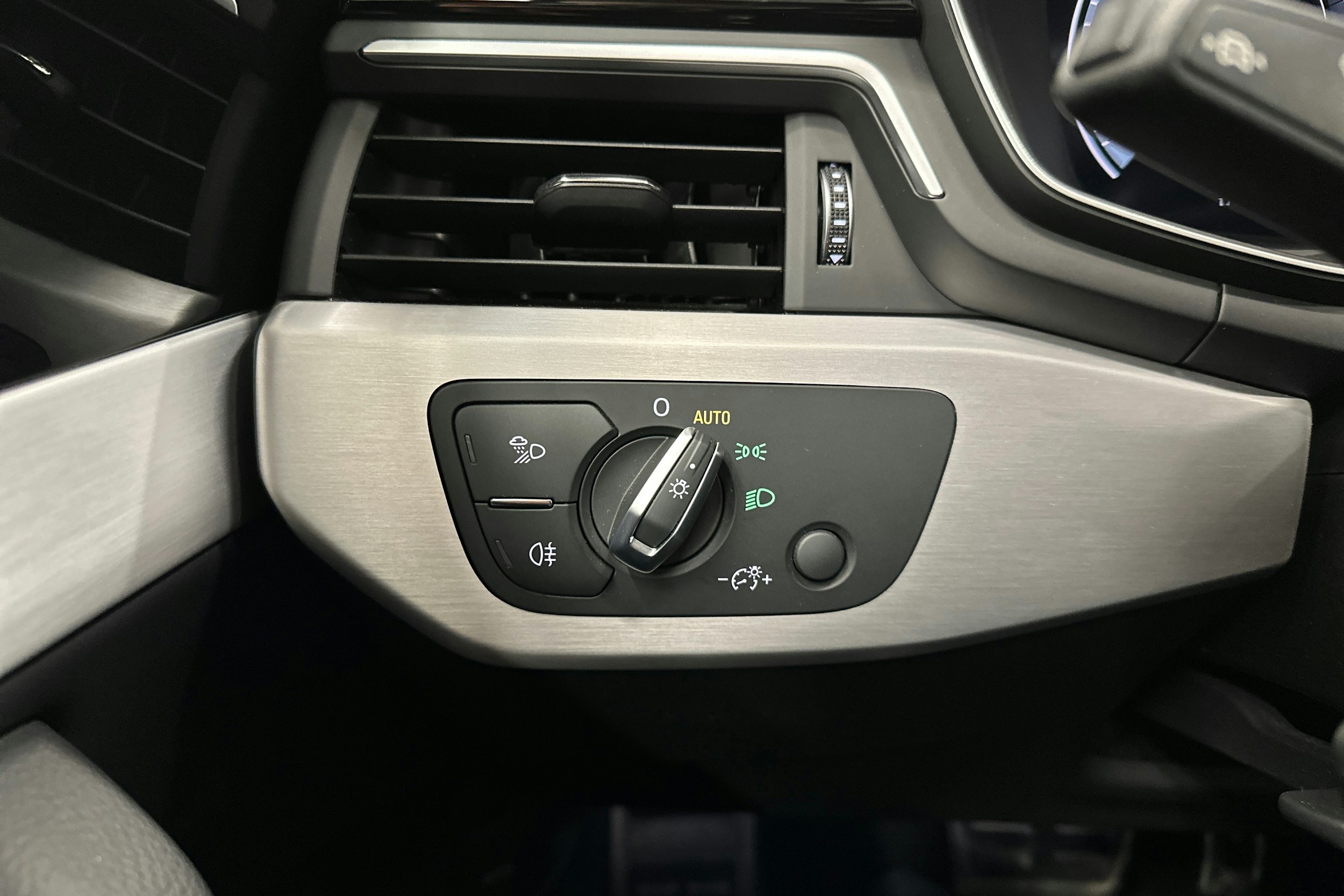 musta Audi A4 2022 kuva 18.