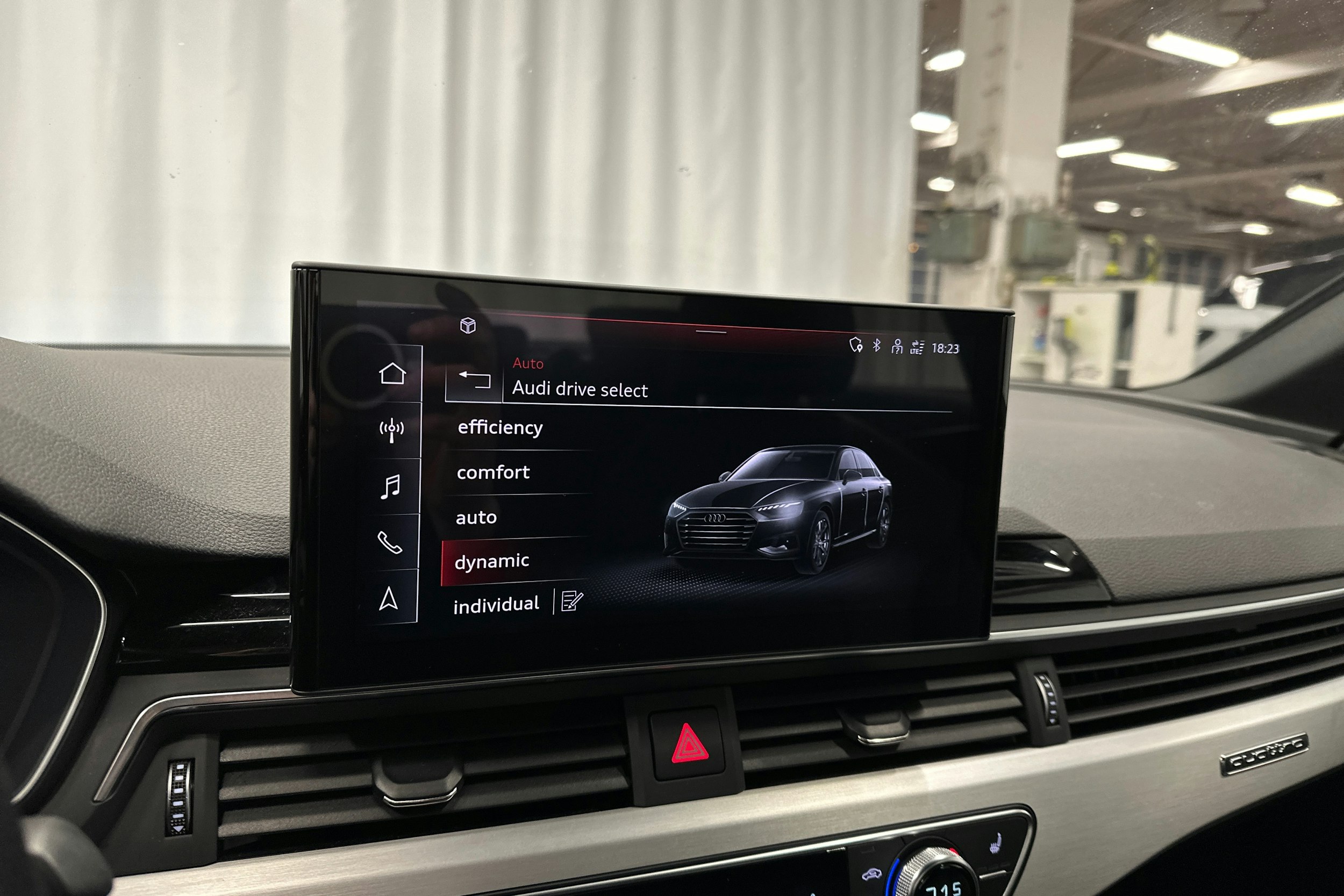 musta Audi A4 2022 kuva 21.