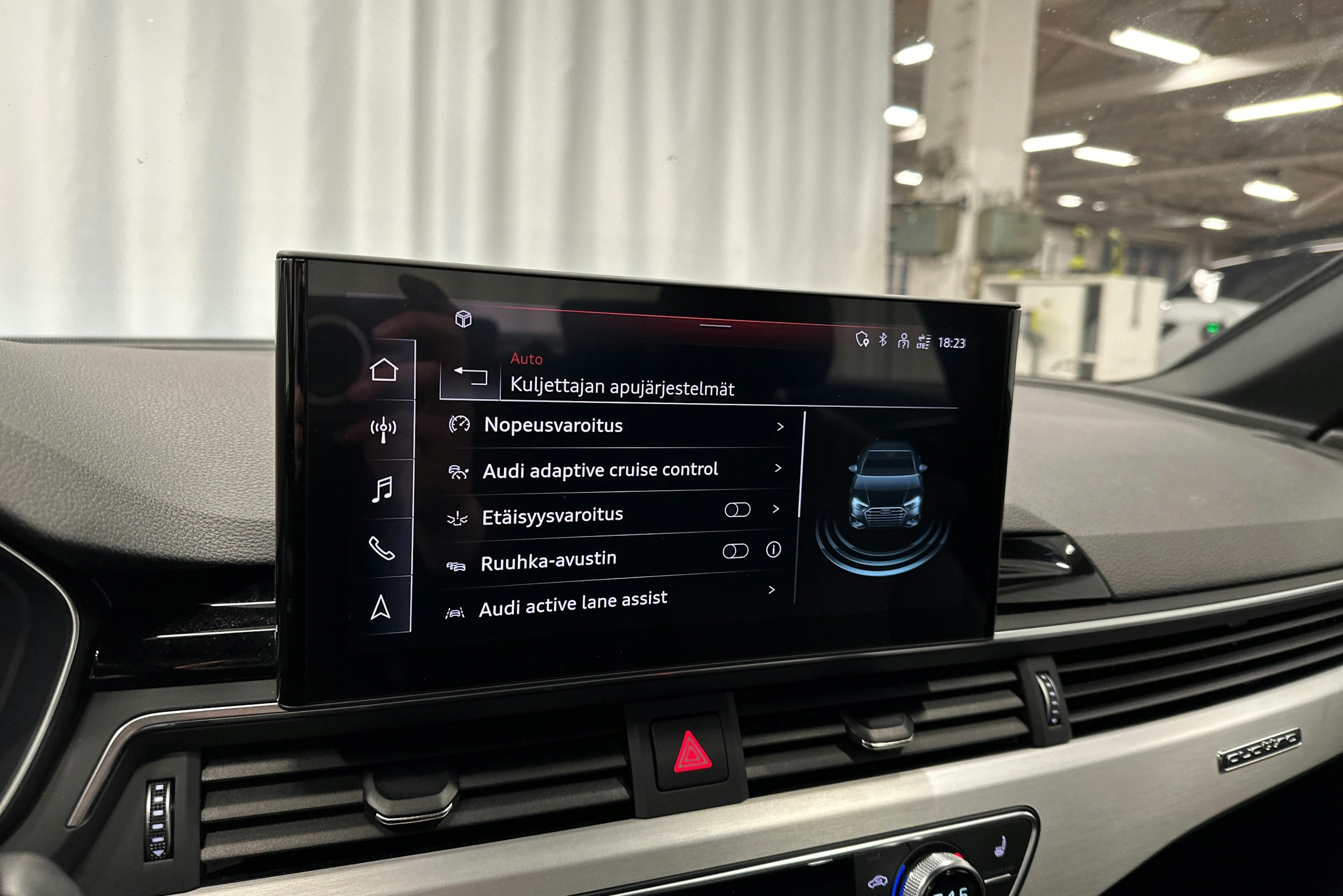 musta Audi A4 2022 kuva 23.