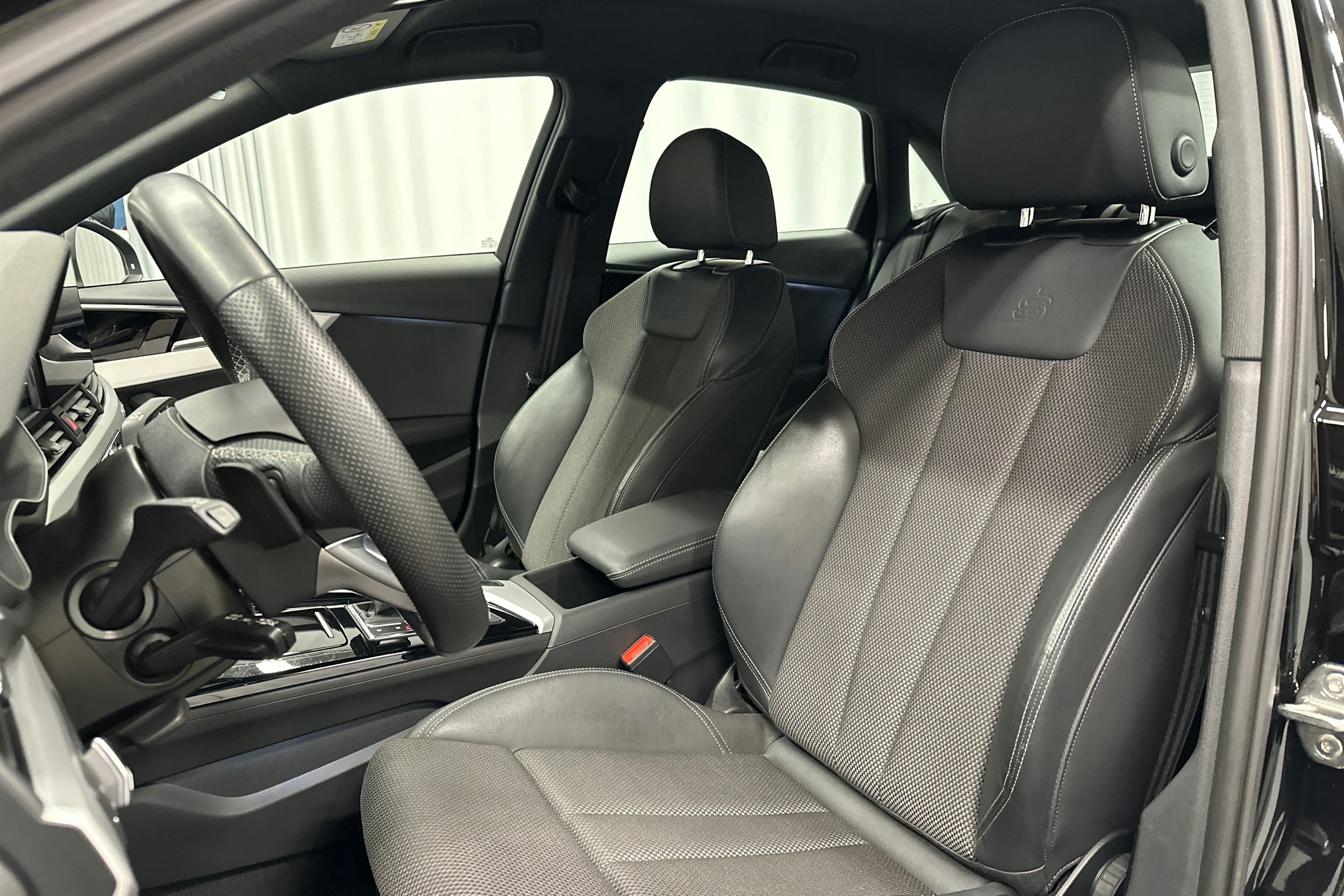 musta Audi A4 2022 kuva 28.