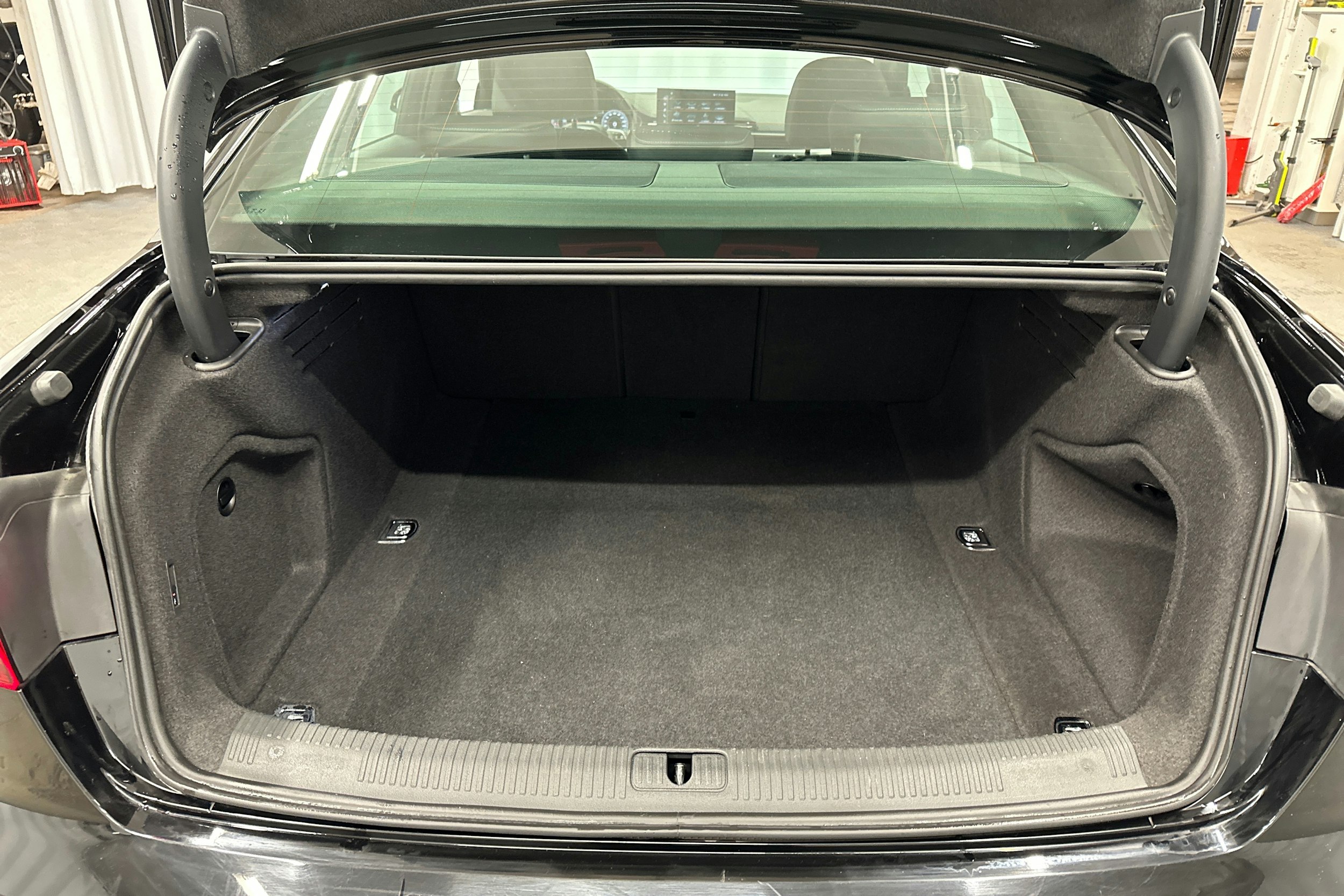 musta Audi A4 2022 kuva 29.