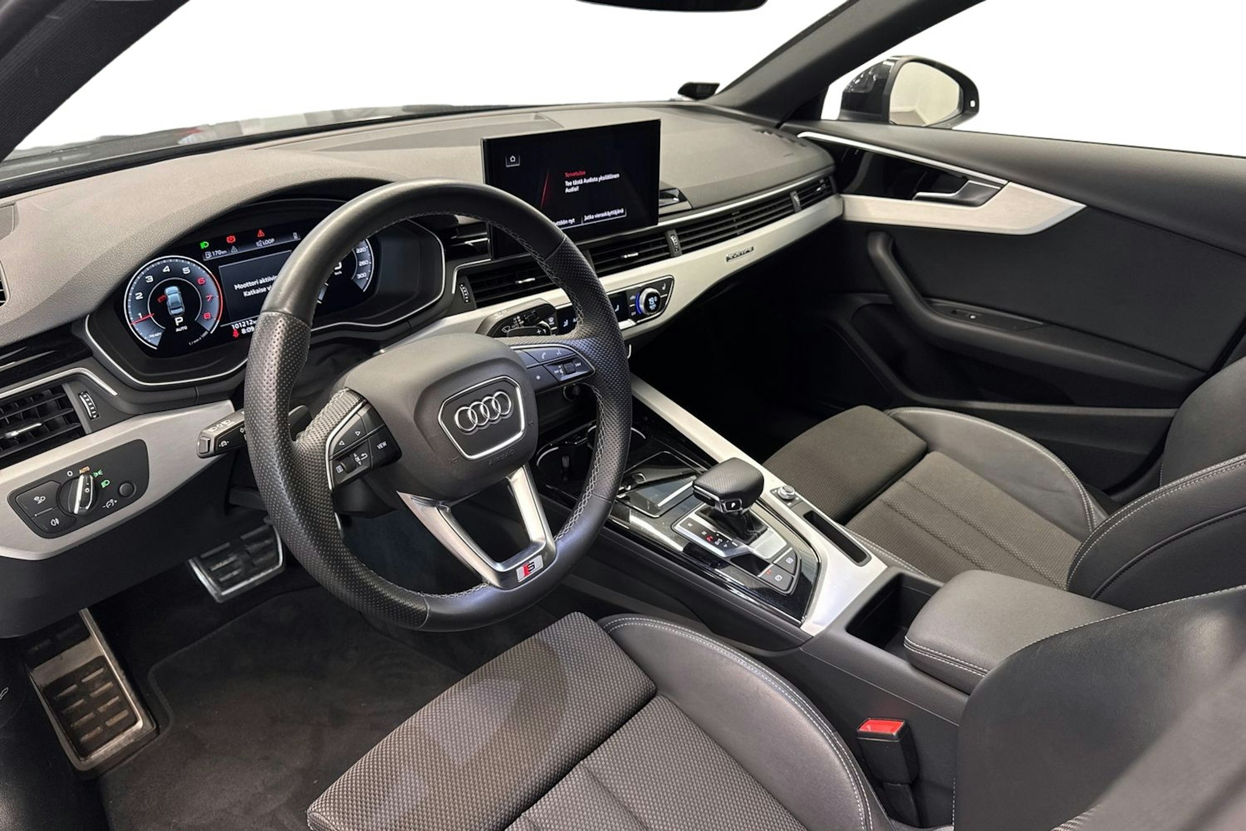 Musta Audi A4 2022 kuva 7.