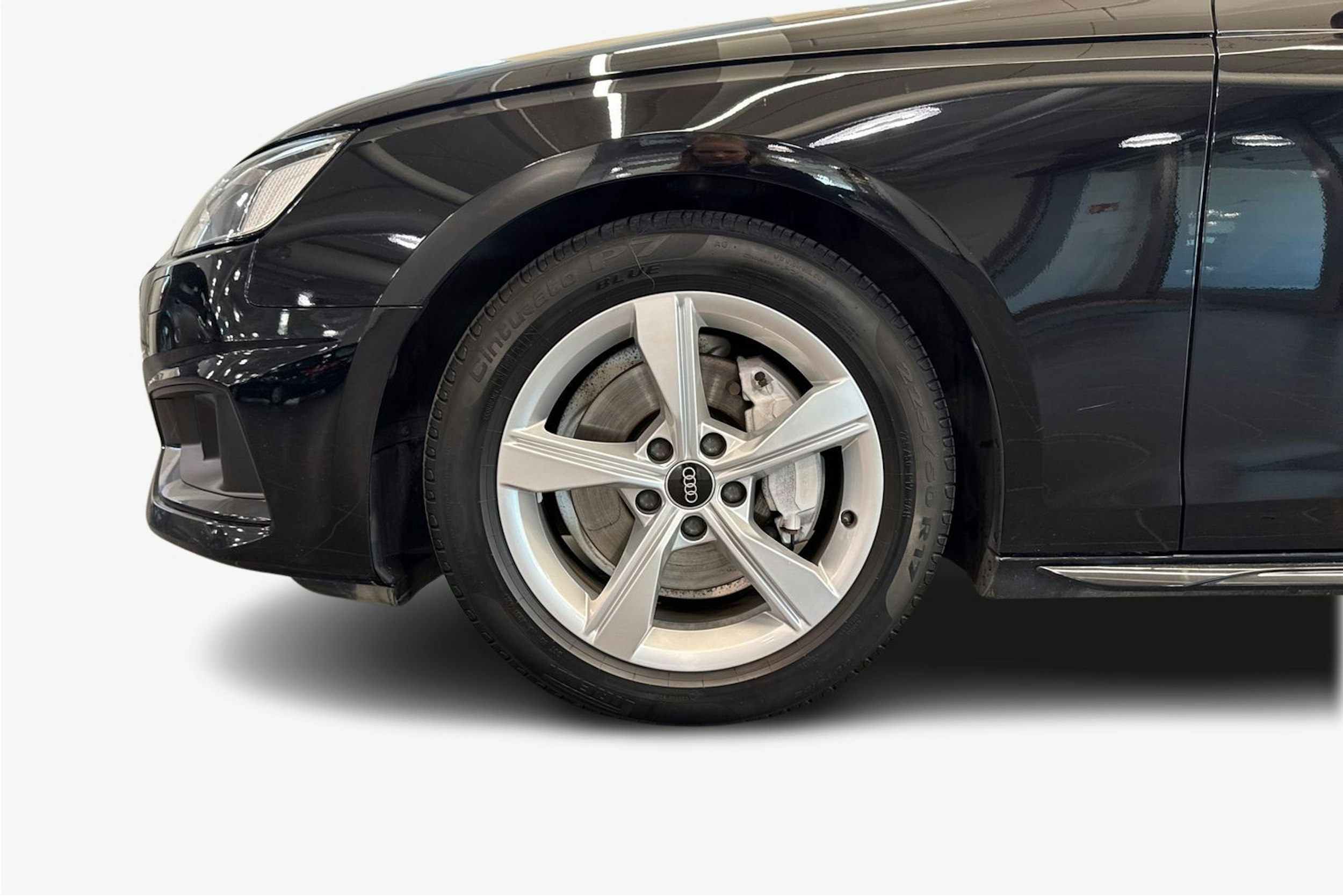 Musta Audi A4 2022 kuva 11.