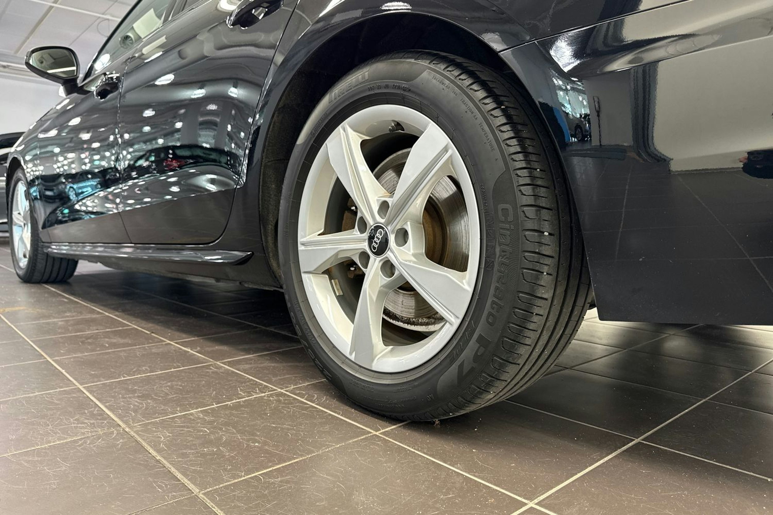 Musta Audi A4 2022 kuva 13.