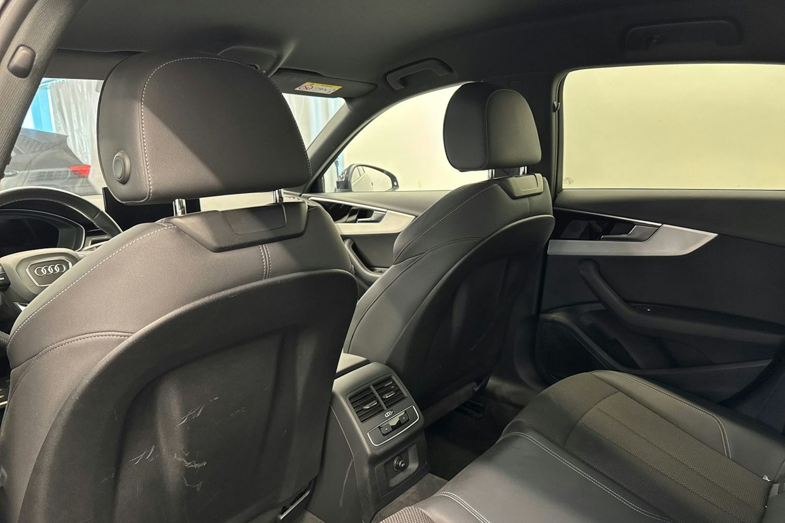 Musta Audi A4 2022 kuva 14.