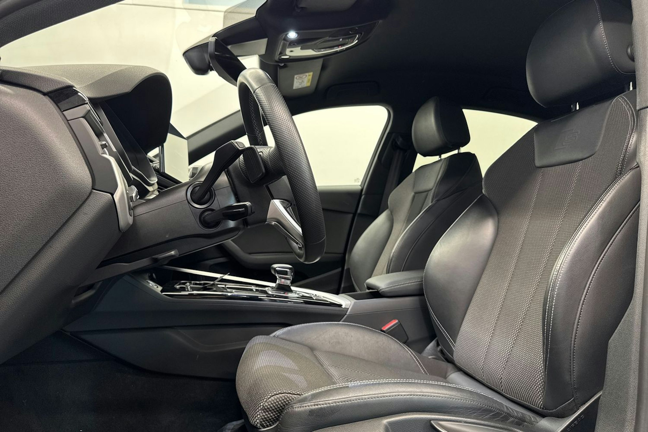 Musta Audi A4 2022 kuva 15.