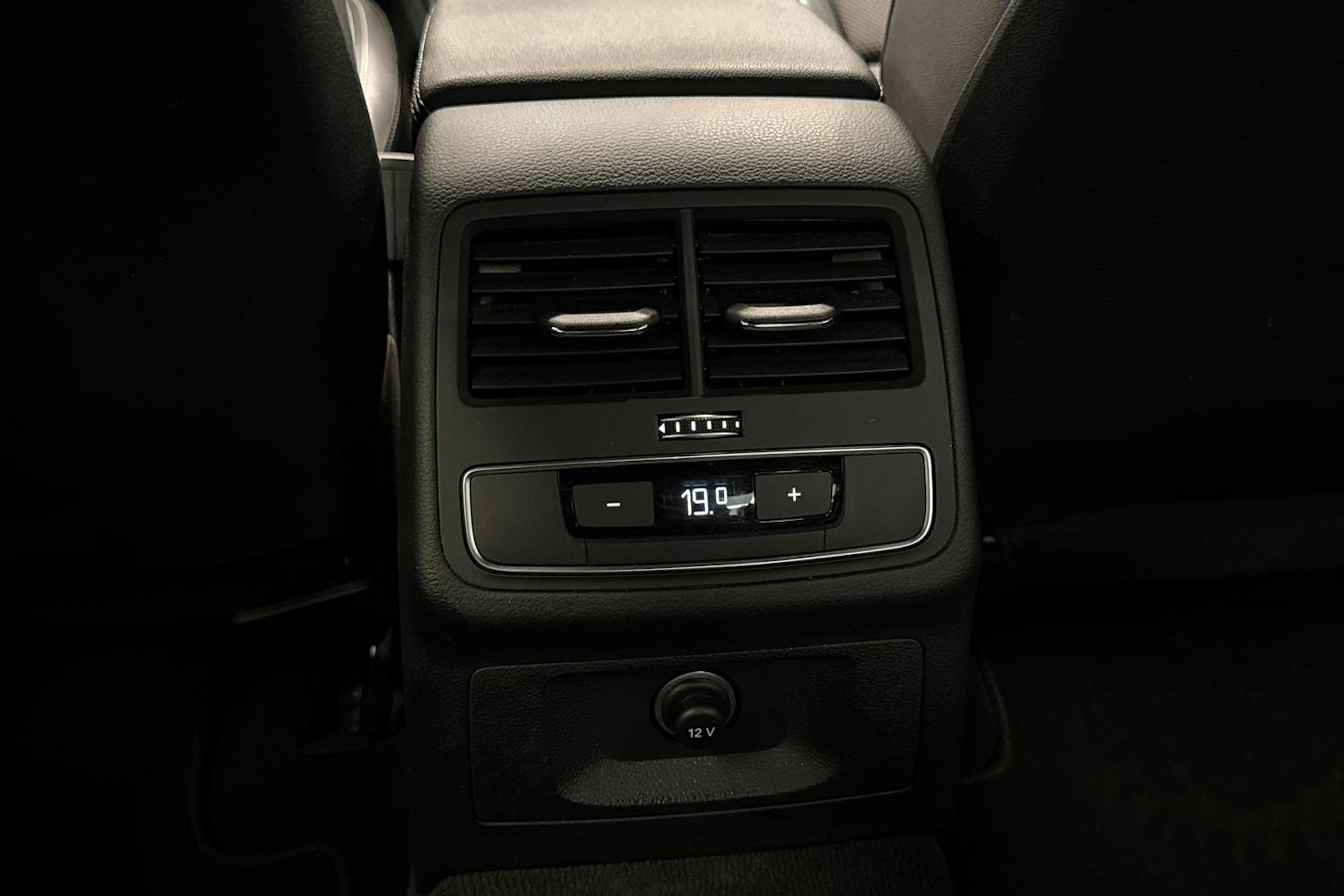 Musta Audi A4 2022 kuva 16.