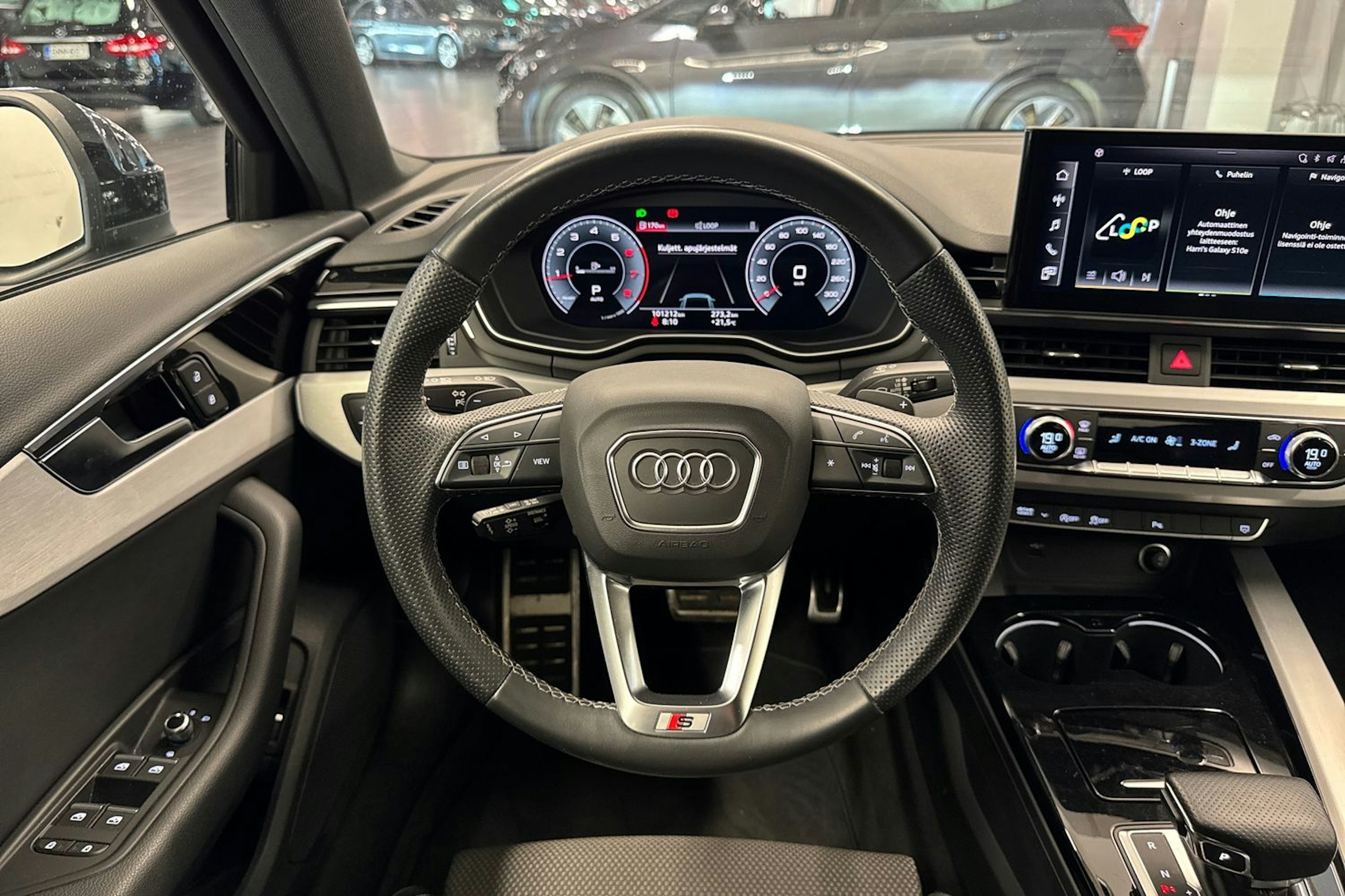 Musta Audi A4 2022 kuva 17.