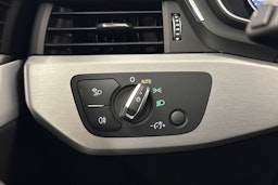 Musta Audi A4 2022 kuva 21.