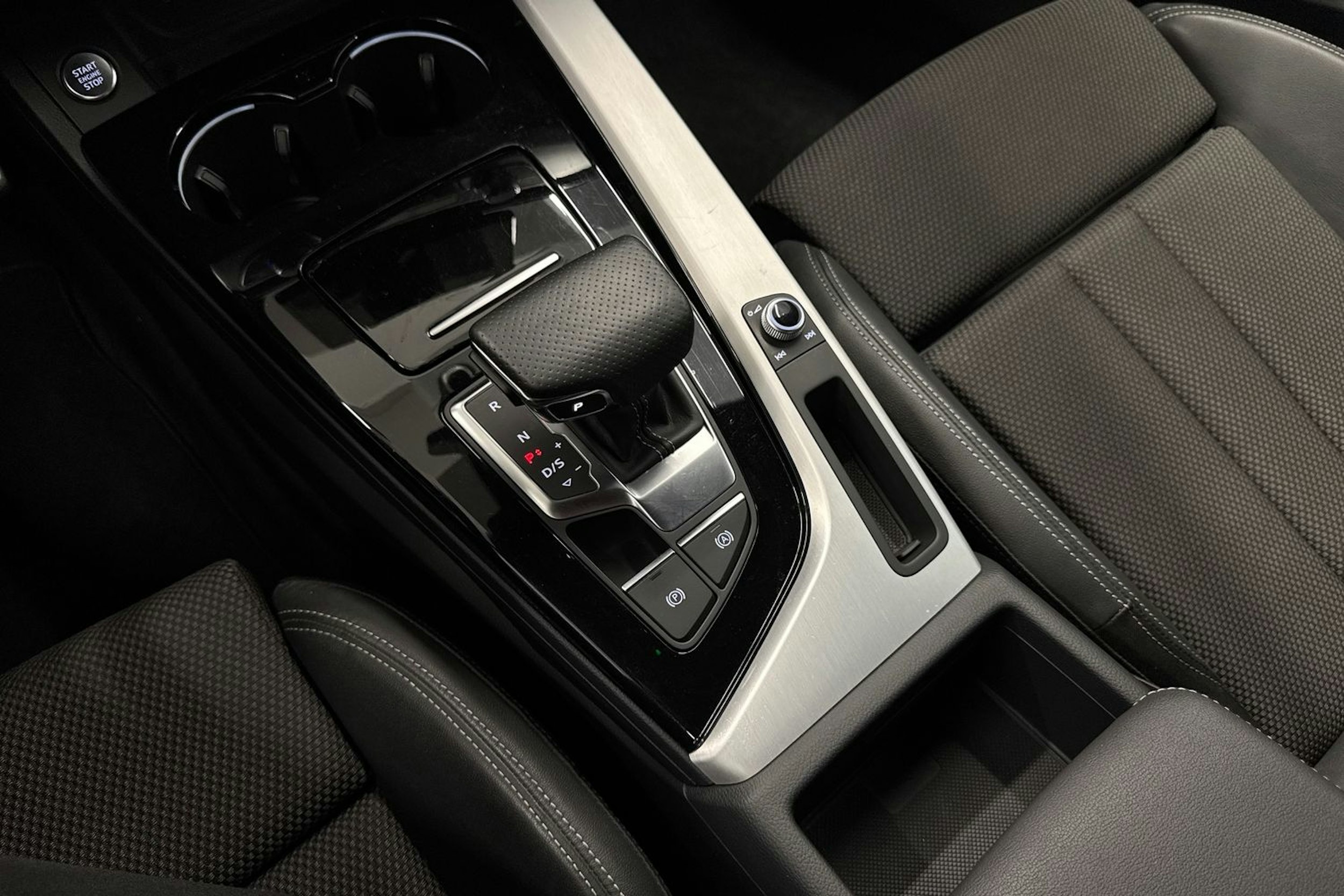 Musta Audi A4 2022 kuva 24.
