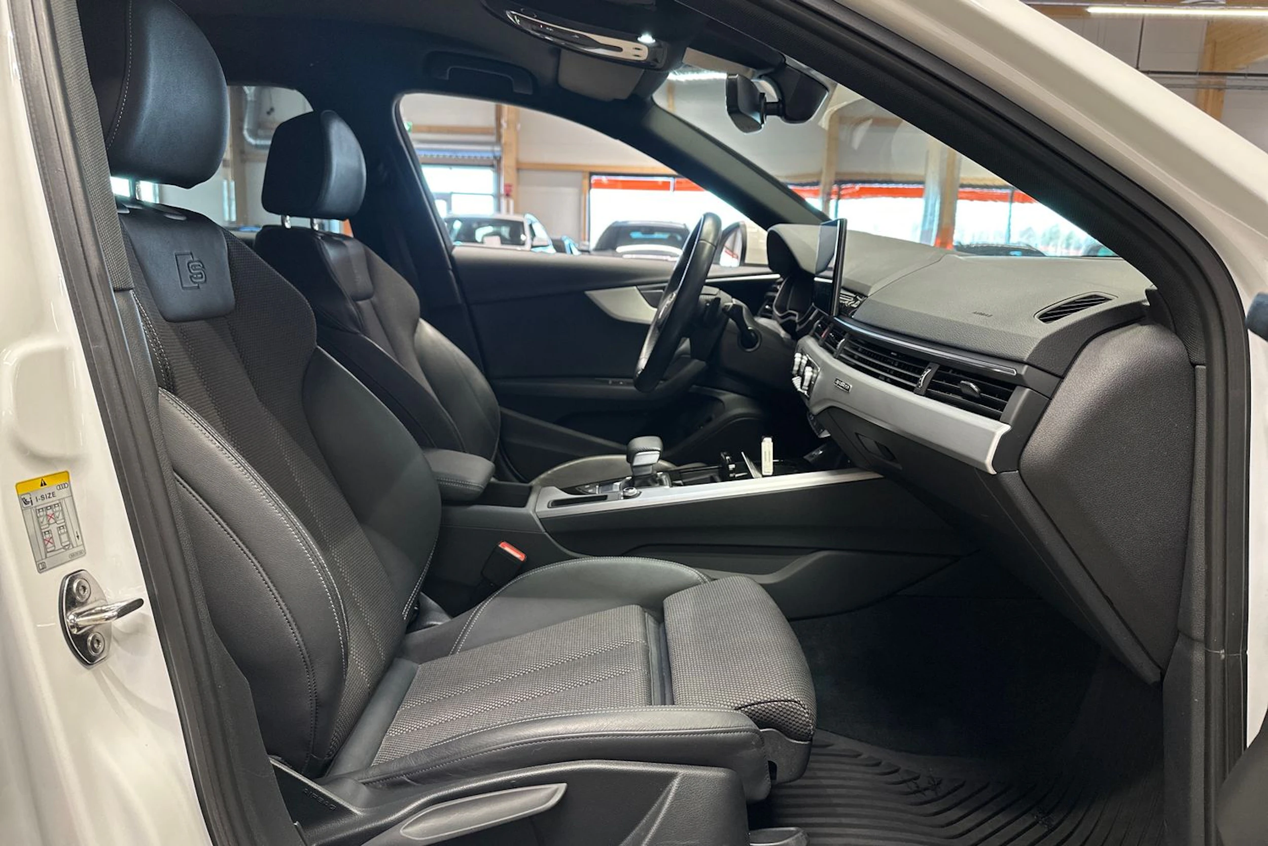valkoinen Audi A4 2022 kuva 15.