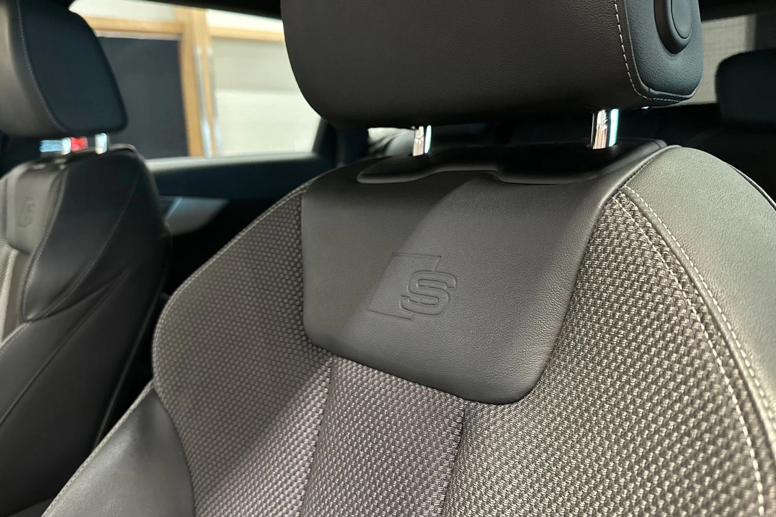 valkoinen Audi A4 2022 kuva 18.
