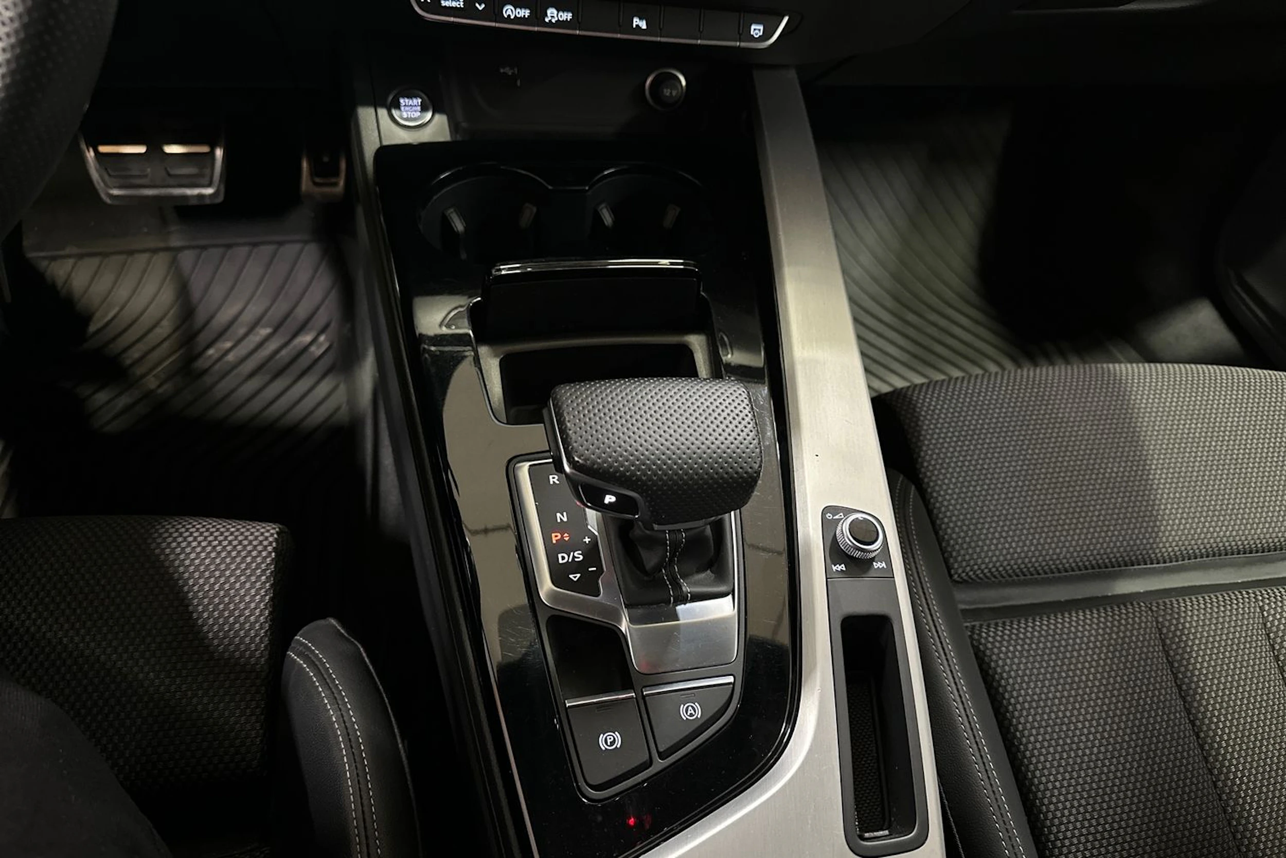 valkoinen Audi A4 2022 kuva 24.