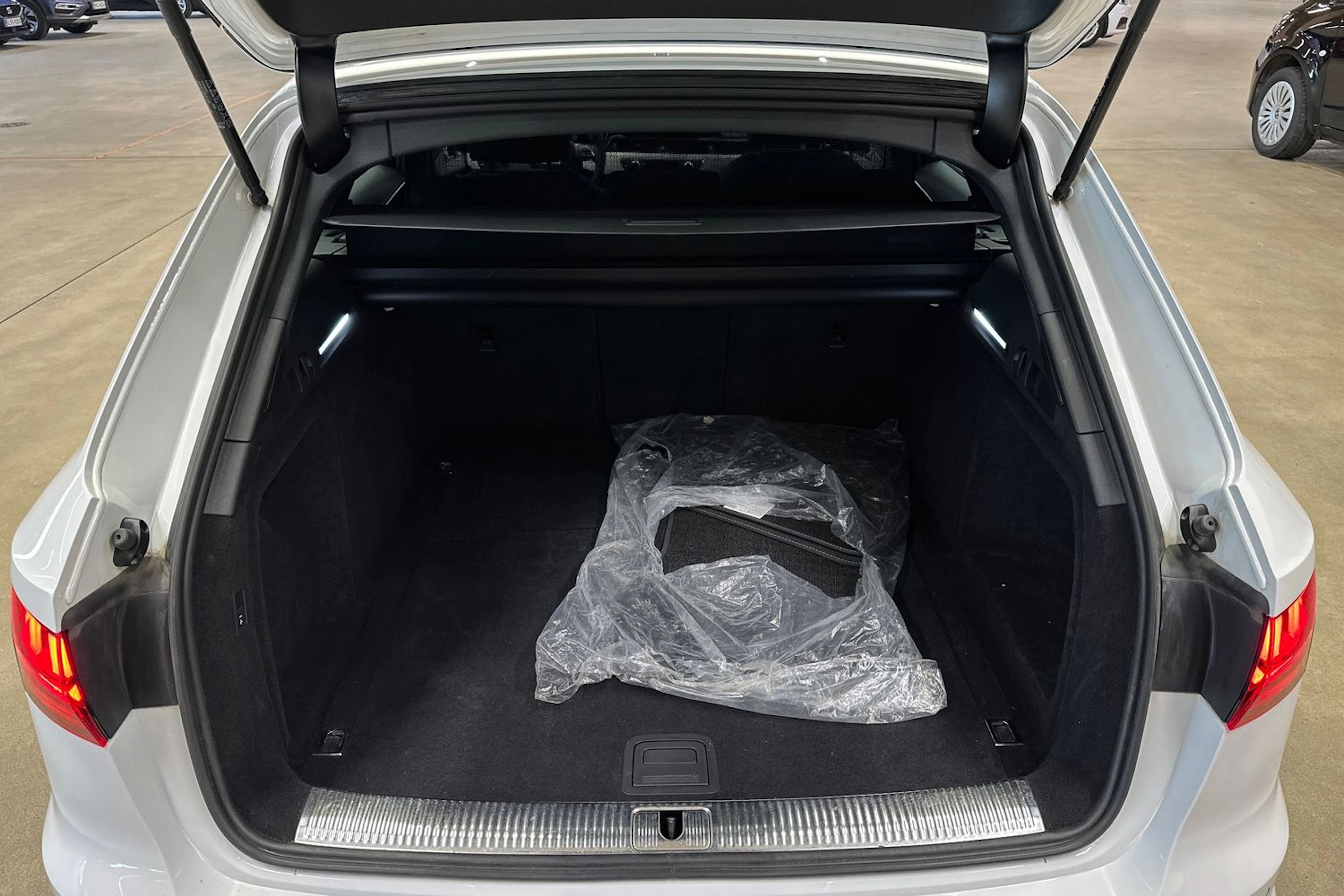 valkoinen Audi A4 2022 kuva 33.