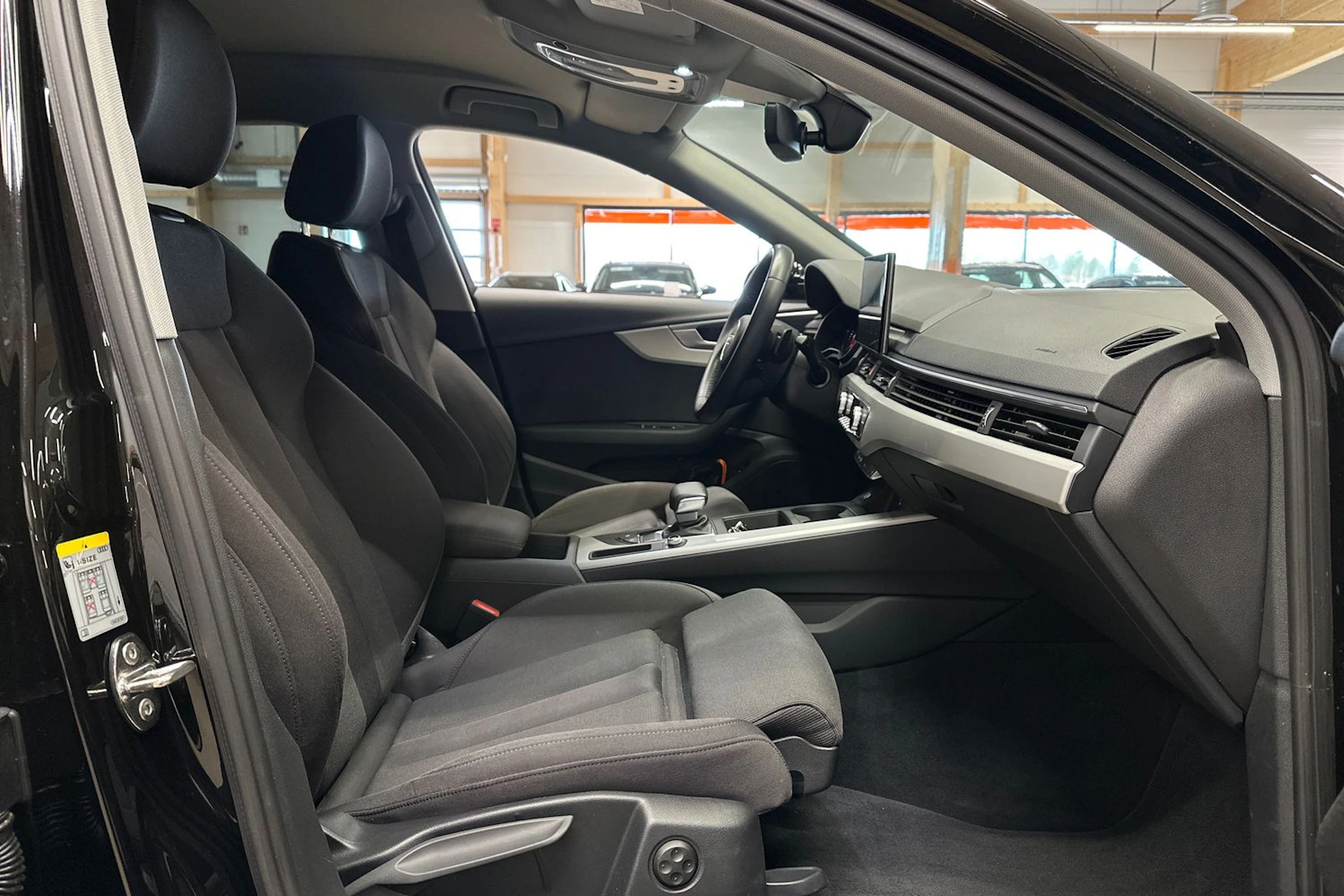 musta Audi A4 2022 kuva 15.