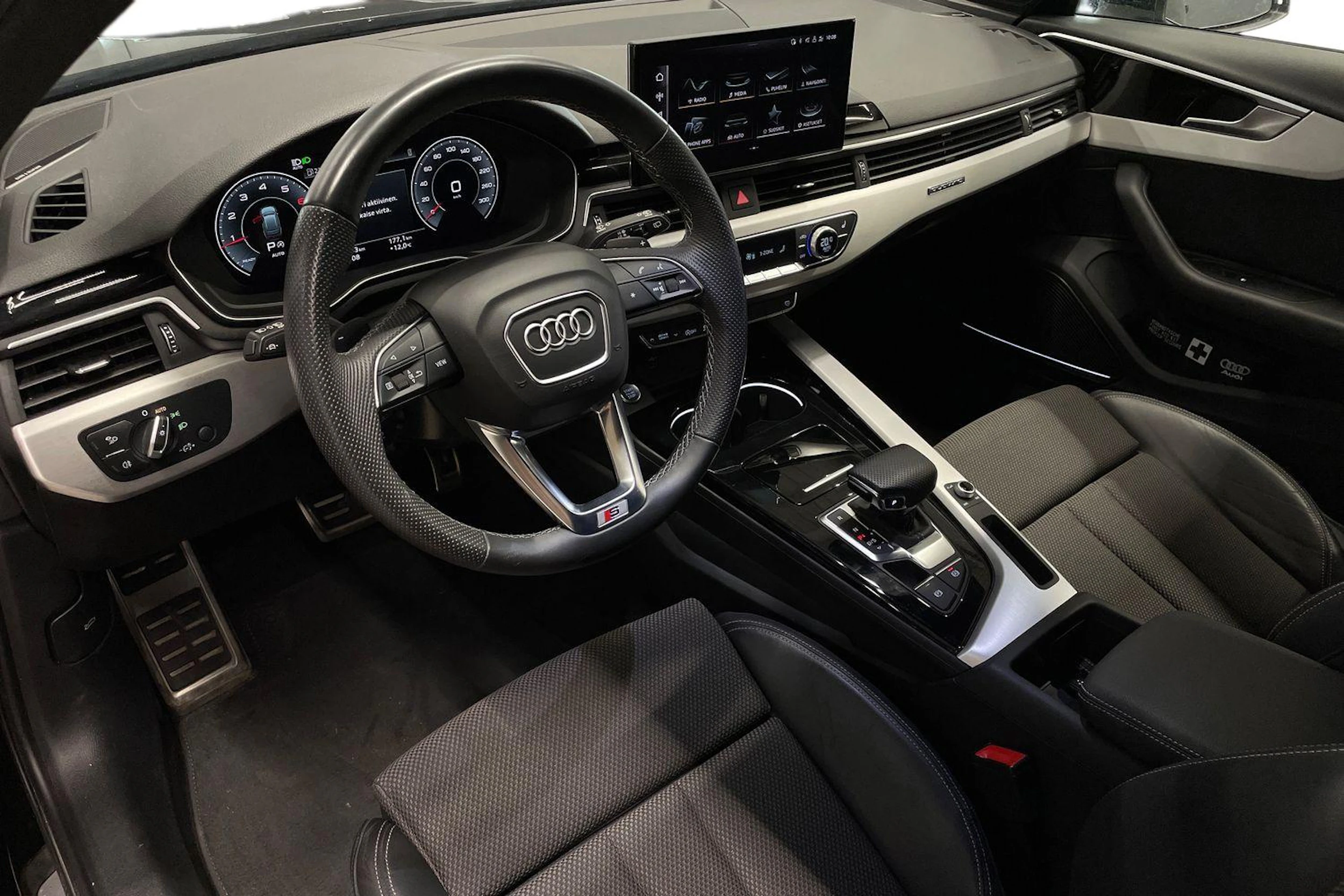 Musta Audi A4 2022 kuva 6.