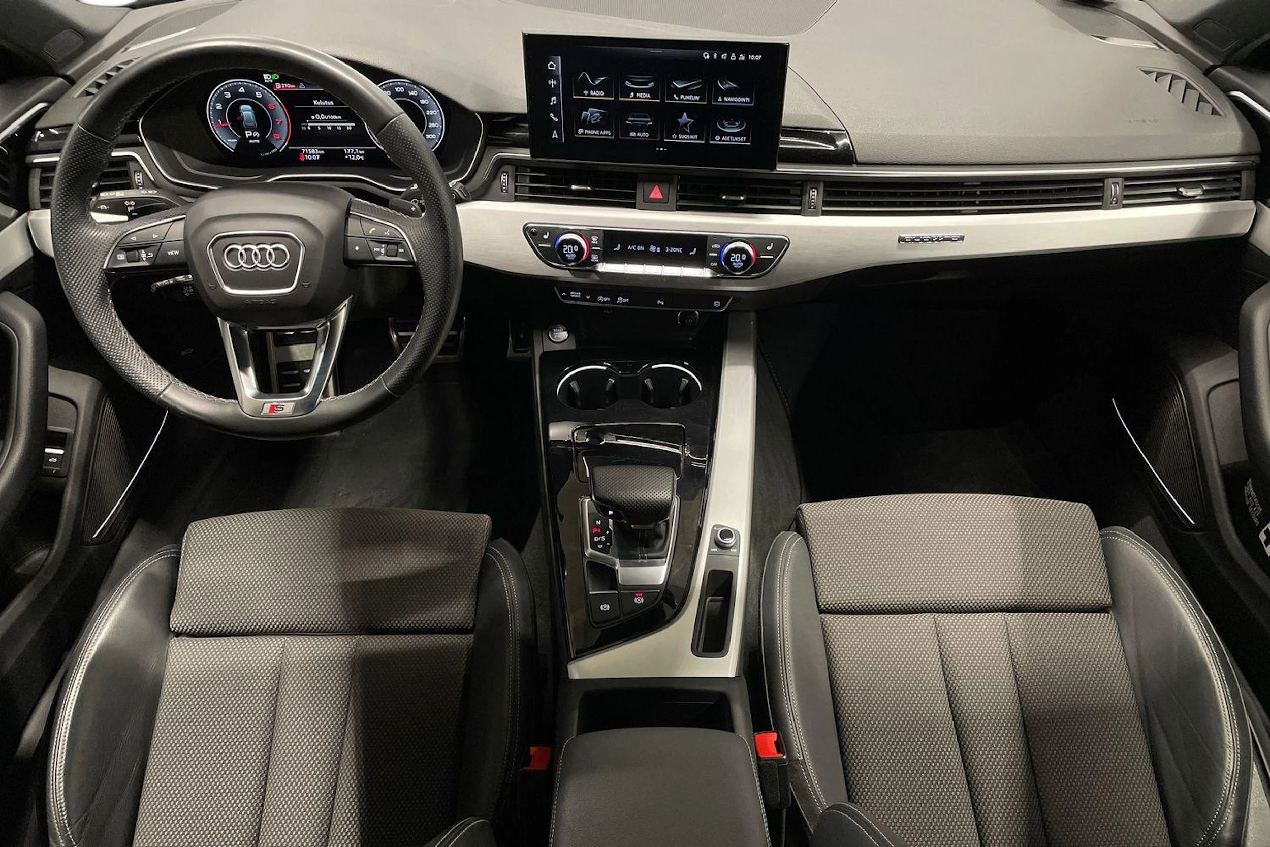 Musta Audi A4 2022 kuva 7.