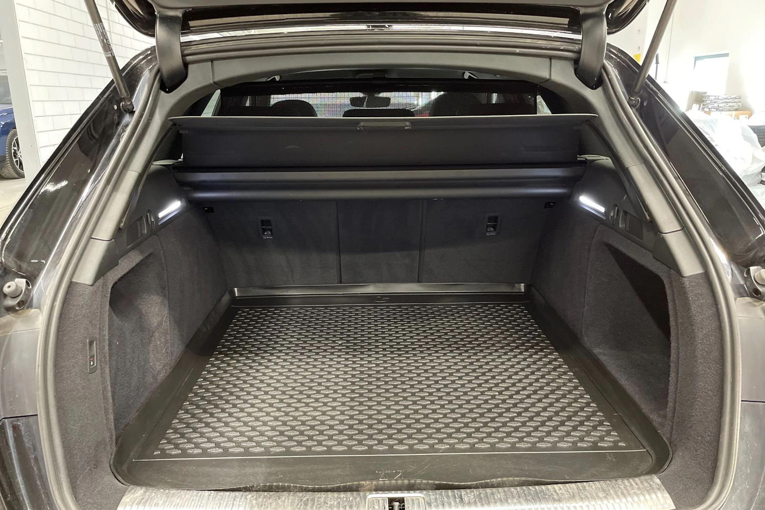 Musta Audi A4 2022 kuva 11.