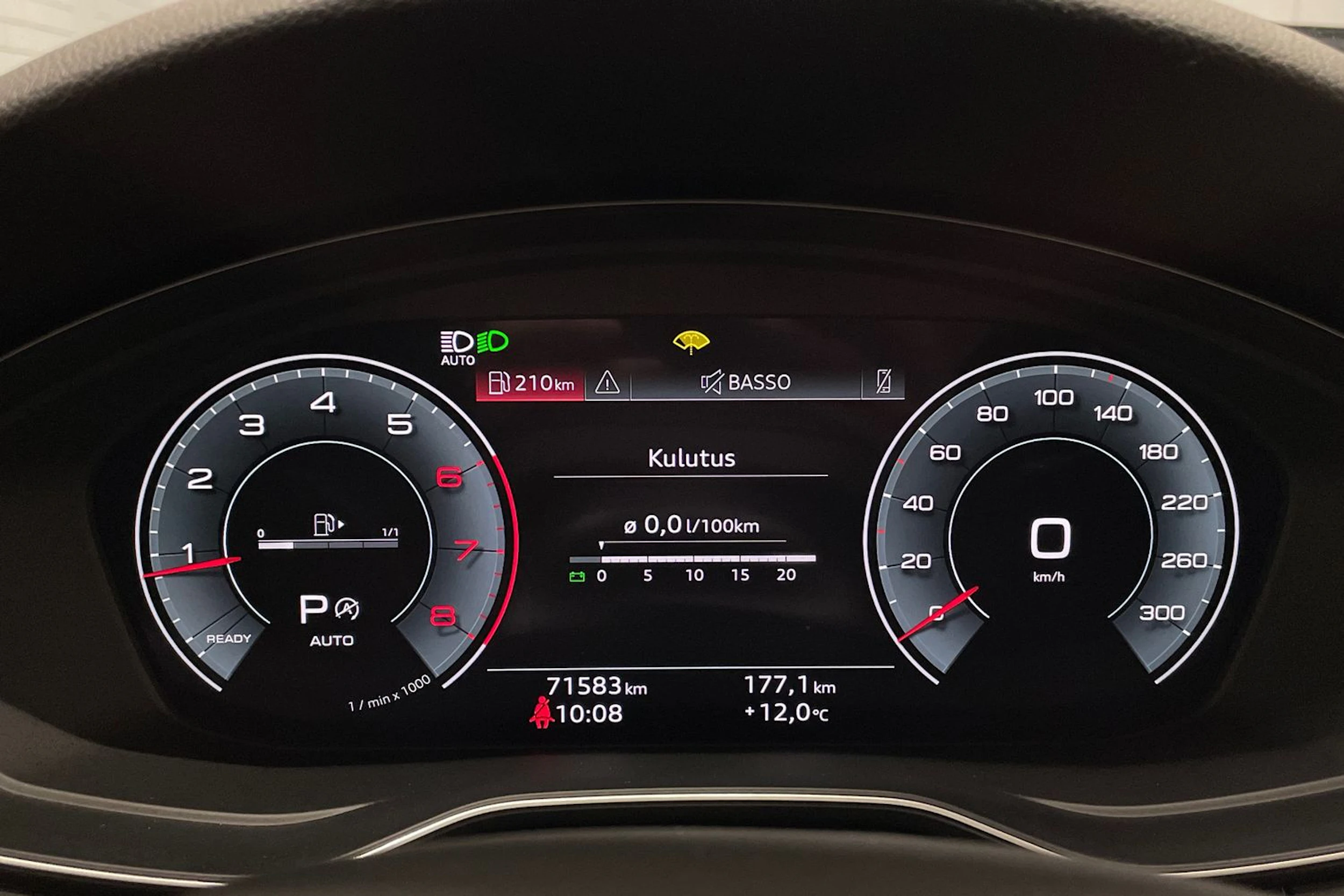Musta Audi A4 2022 kuva 13.