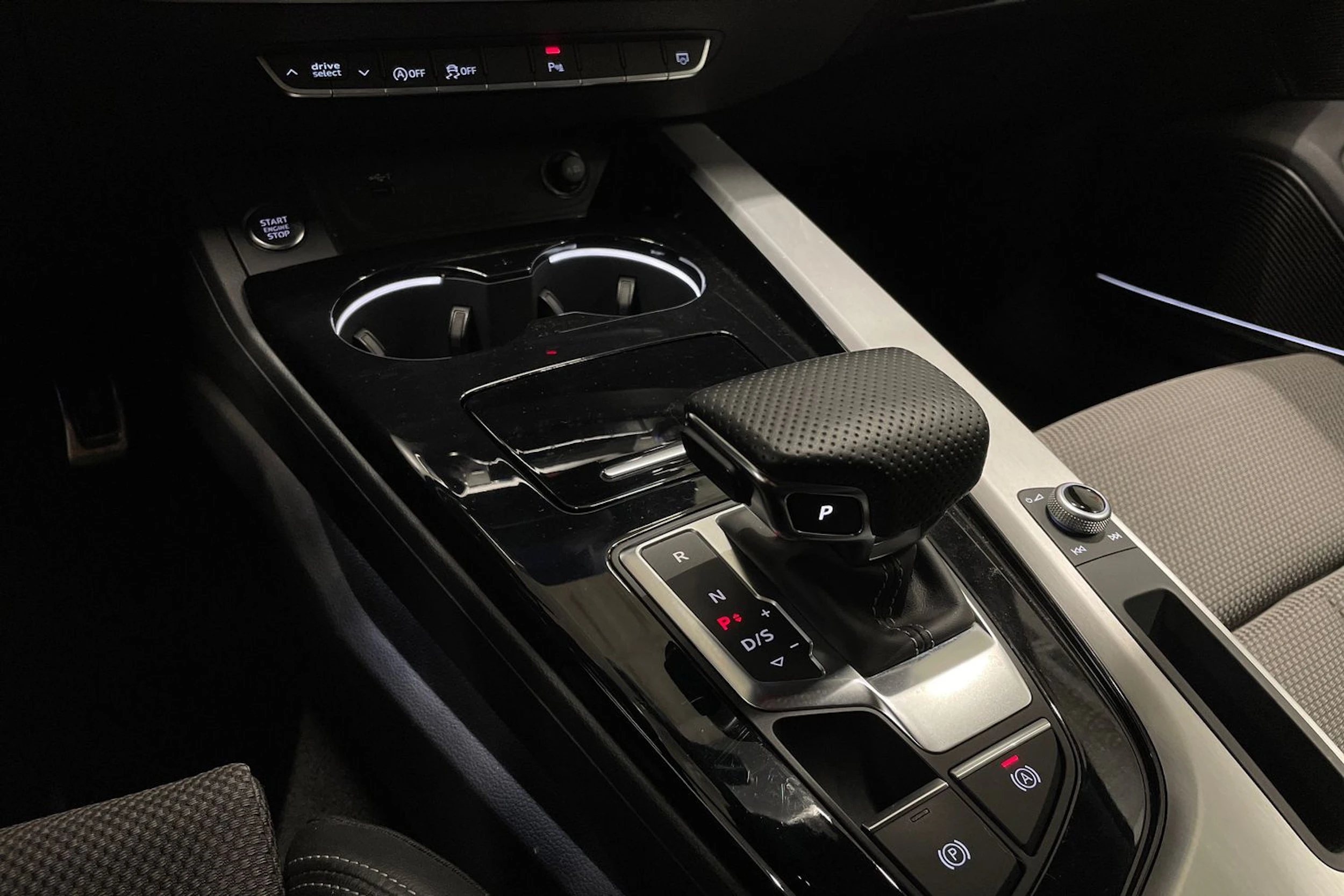 Musta Audi A4 2022 kuva 21.