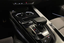 Musta Audi A4 2022 kuva 21.