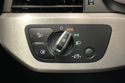Musta Audi A4 2022 kuva 22.