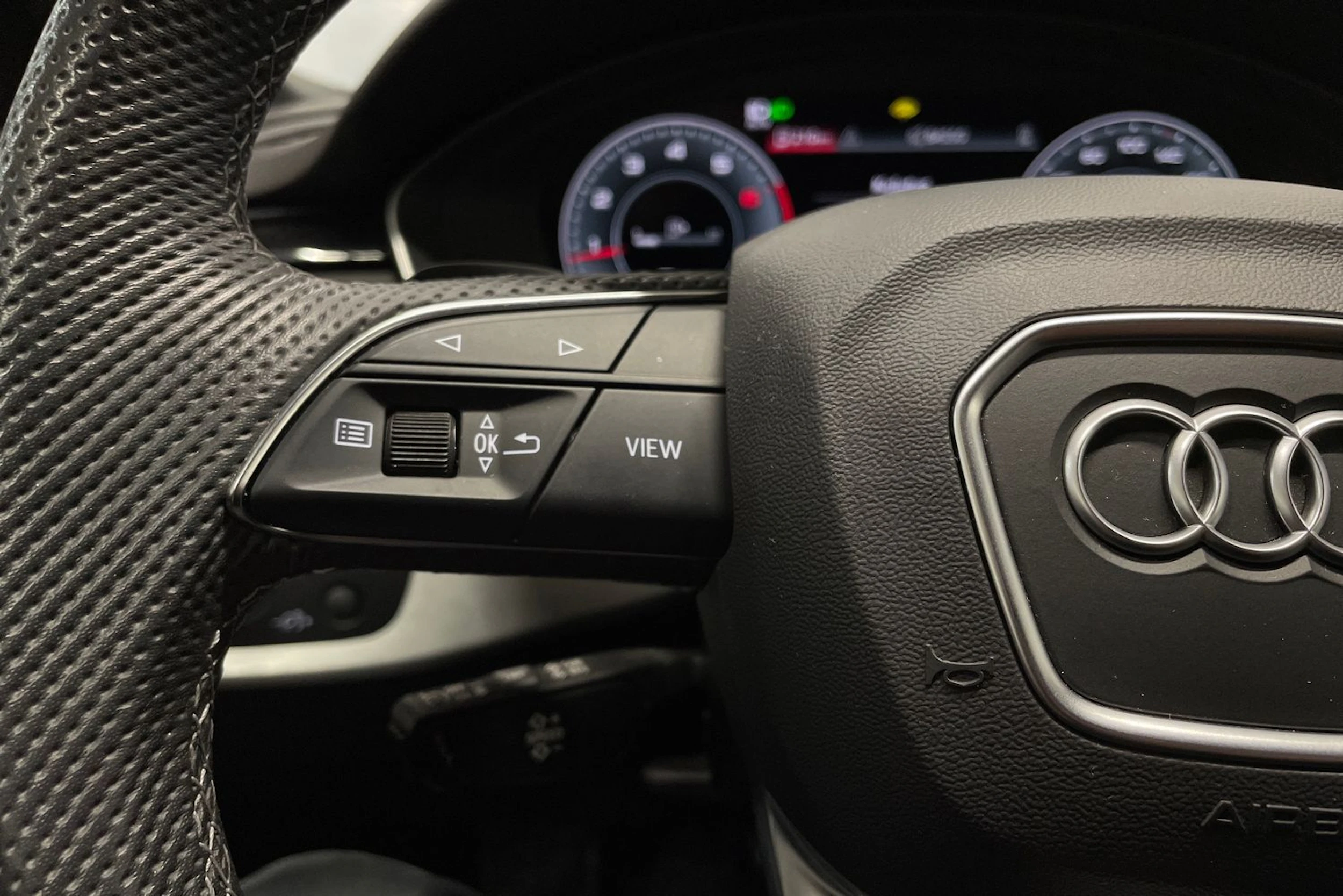 Musta Audi A4 2022 kuva 23.