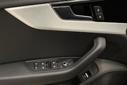 Musta Audi A4 2022 kuva 25.