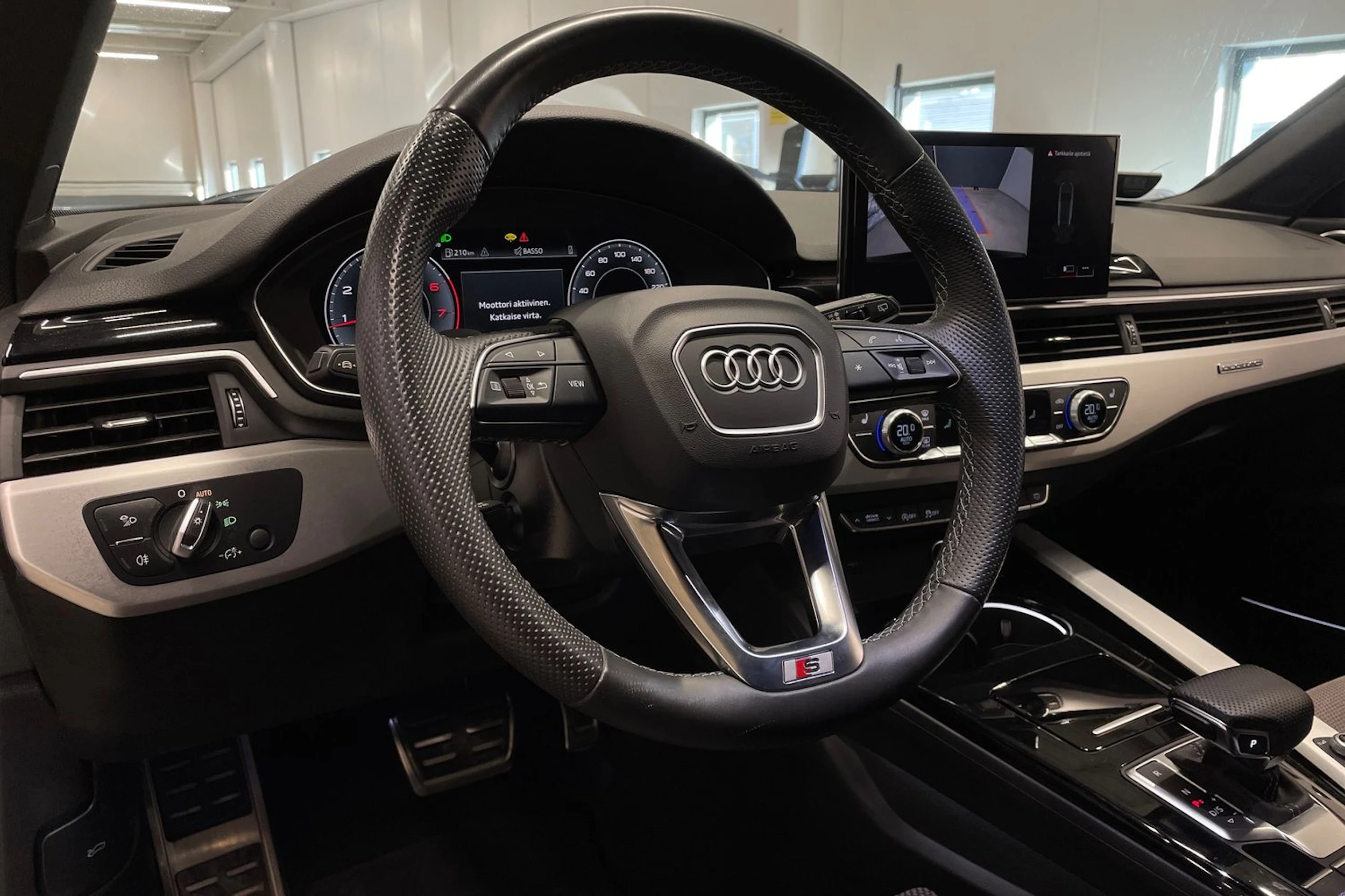 Musta Audi A4 2022 kuva 27.