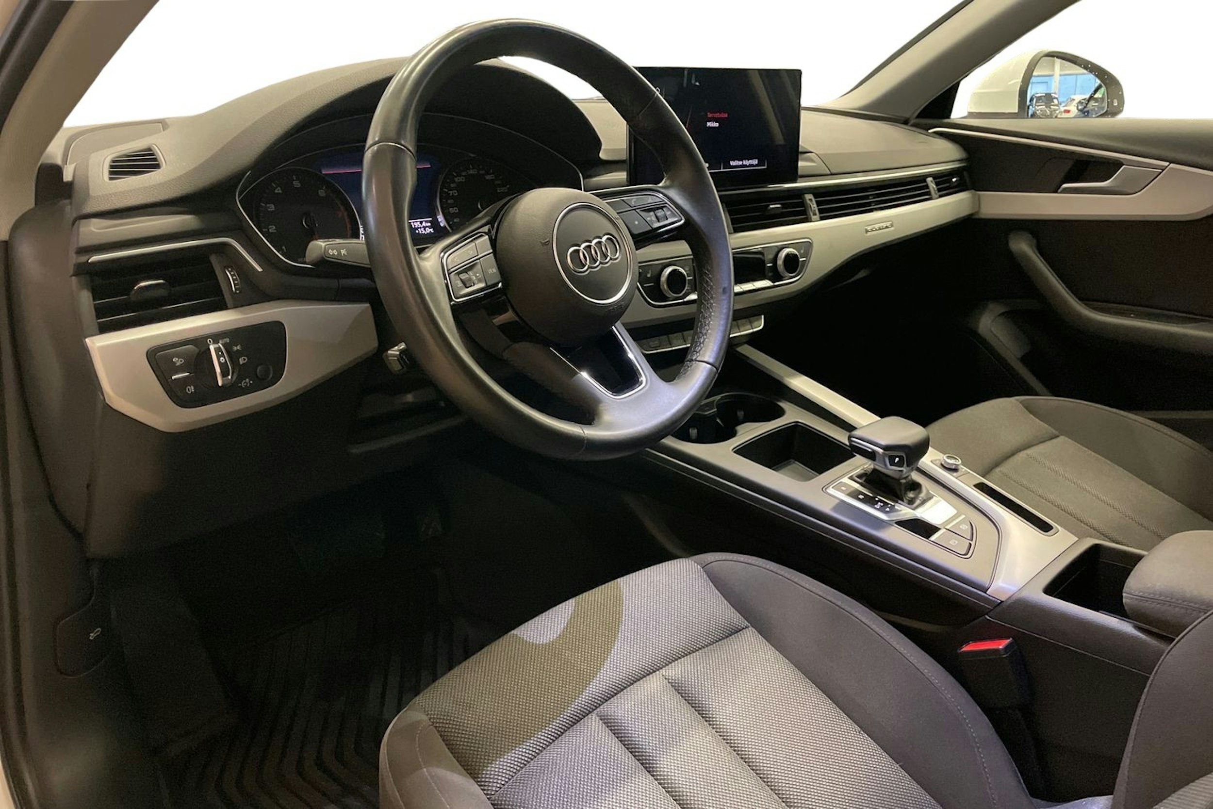 valkoinen Audi A4 2022 kuva 7.