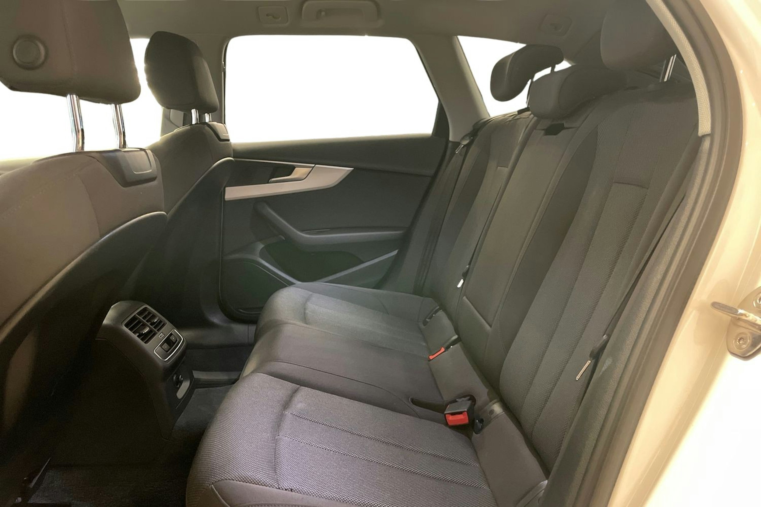 valkoinen Audi A4 2022 kuva 10.