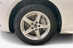 valkoinen Audi A4 2022 kuva 11.