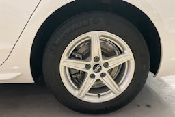 valkoinen Audi A4 2022 kuva 13.
