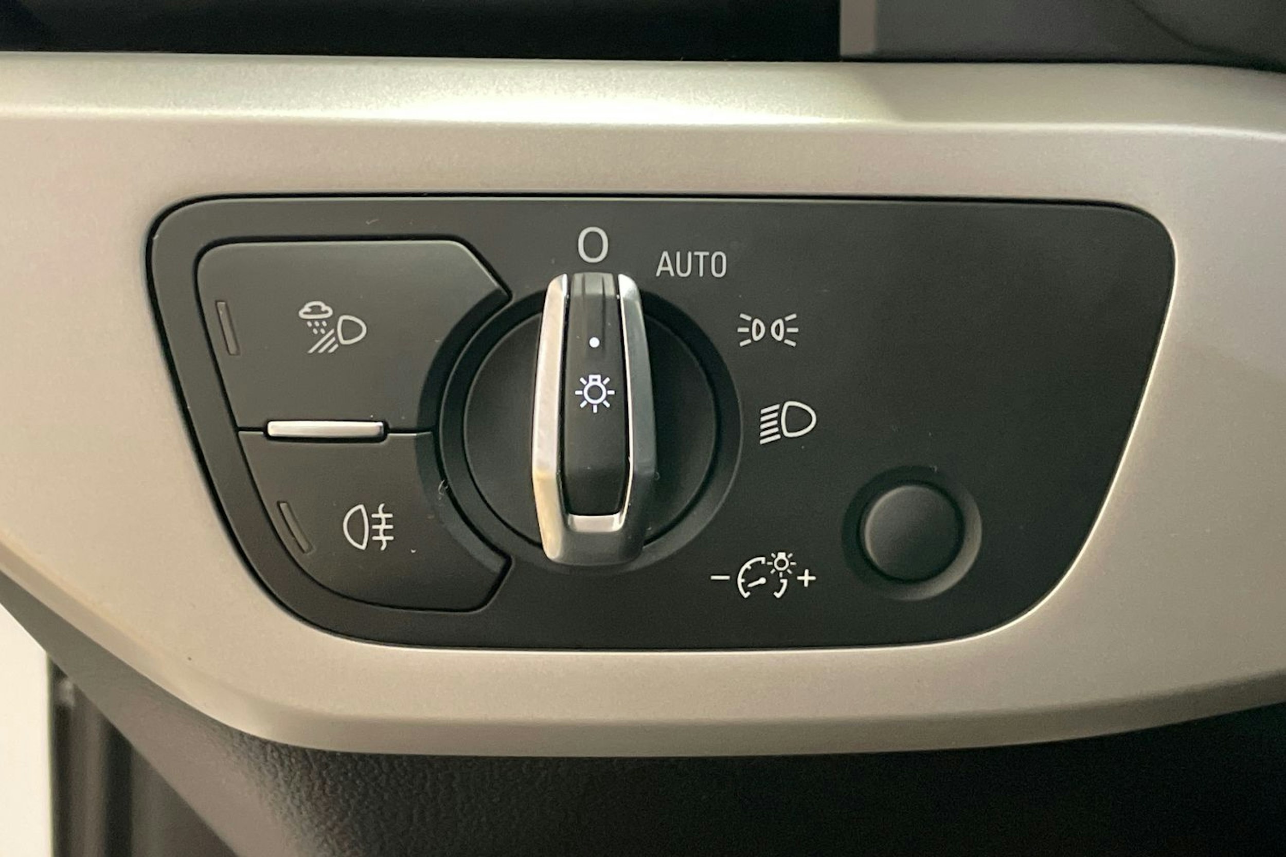 valkoinen Audi A4 2022 kuva 14.